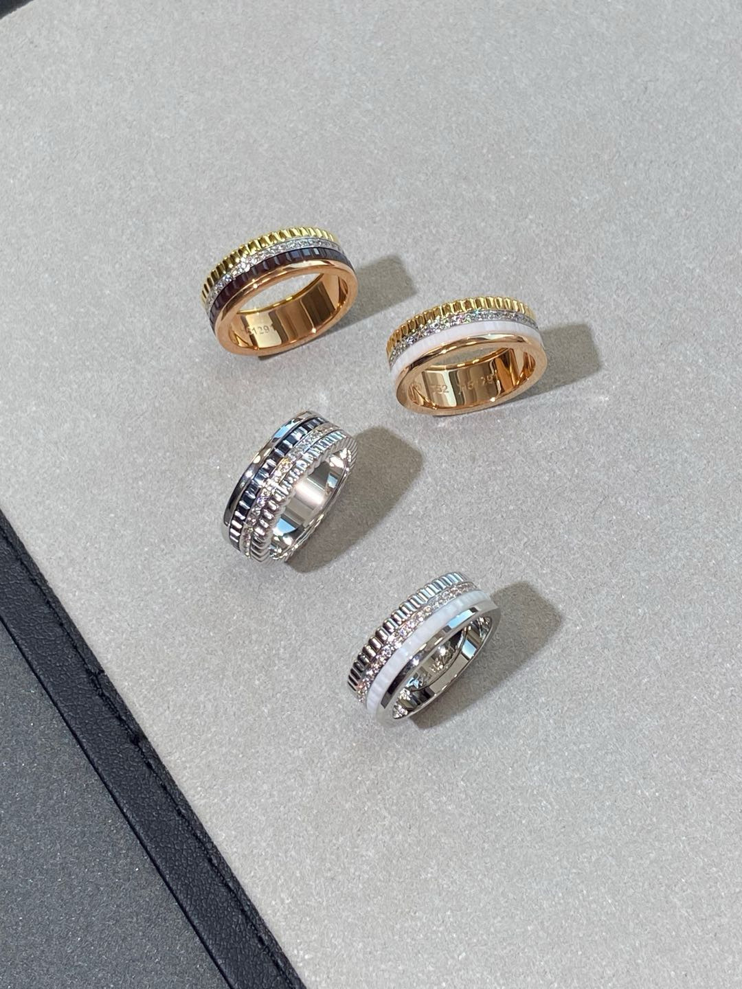 NO:631113,Sharing the pair of rings, Boucheron's 'Four Circles with Diamonds Pair of Rings'. Unique four-ring design. The circles are not the same. Girls can choose white, which is more elegant. Boys can choose black, which is more calm. Both rings and wedding rings are unique. Code number: 5678910, 88270, Cartier high-end jewelry19860909对戒分享宝诗龙「四圈带钻对戒」 独特的四圈设计 圈圈不重样 女生可选白色较优雅 男生可选黑色更沉稳 对戒,婚戒都独特仑 码数5678910,88270,,卡迪亚高端饰品,Jewelry