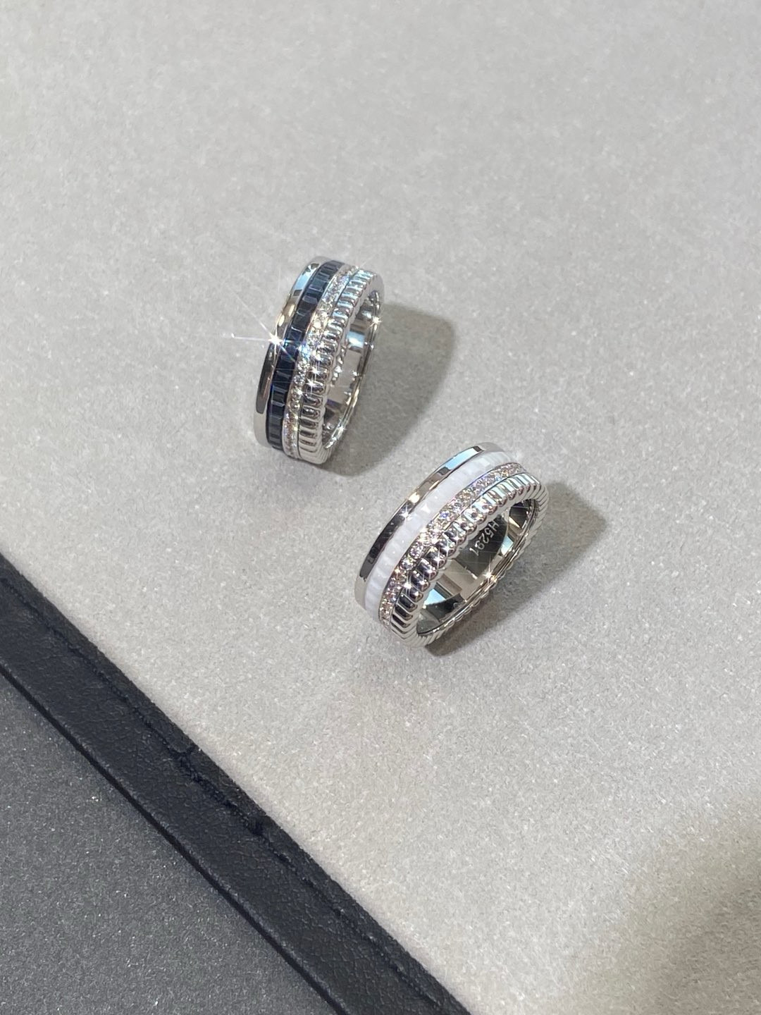 NO:633007,Sharing the pairing rings of Boucheron's 'Four Circles with Diamonds Pair Ring'. Unique four-ring design. The circles are not the same. Girls can choose white, which is more elegant. Boys can choose black, which is more calm. Both rings and wedding rings are unique. Cartier high-end jewelry19860909对戒分享宝诗龙「四圈带钻对戒」 独特的四圈设计 圈圈不重样 女生可选白色较优雅 男生可选黑色更沉稳 对戒,婚戒都独特仑,,卡迪亚高端饰品,Jewelry