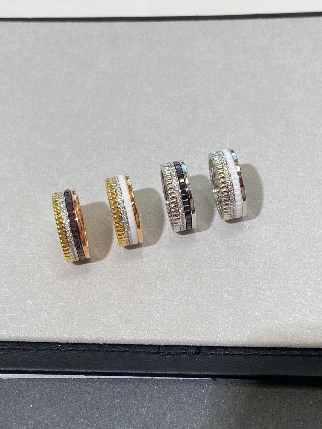 NO:634419,Sharing the pairing rings of Boucheron's 'Four Circles with Diamonds Pair Ring'. Unique four-ring design. The circles are not the same. Girls can choose white, which is more elegant. Boys can choose black, which is more calm. Both rings and wedding rings are unique. Cartier high-end jewelry19860909对戒分享宝诗龙「四圈带钻对戒」 独特的四圈设计 圈圈不重样 女生可选白色较优雅 男生可选黑色更沉稳 对戒,婚戒都独特仑,,卡迪亚高端饰品,Jewelry