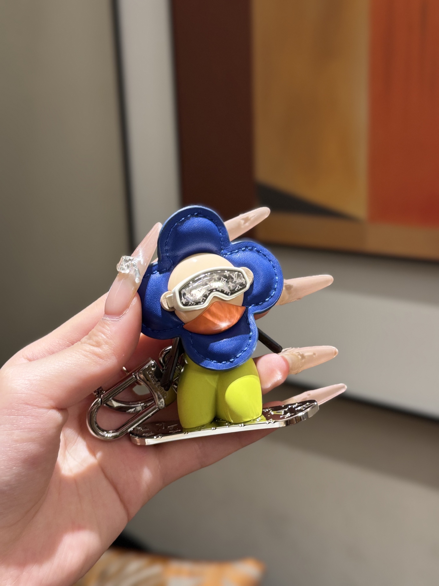 NO:632707,New product Snowboard Sunflower doll keychain Bag pendant Louis Vuitton Louis Vuitton Snowboard Vivienne Bag Charm Bag ornament U material Brass electroplating 18K Original logo 88190,,louis vuitton,louis vuitton,keychain,Cardia high-end jewelry19860909新品 滑板滑雪太阳花公仔钥匙扣 包包挂件挂饰 Louis Vuitton 路易威登Snowboard Vivienne Bag Charm 包饰 U材质 黄铜电镀18K 原版logo 88190,,louis vuitton,louis vuitton,keychain,卡迪亚高端饰品,Jewelry