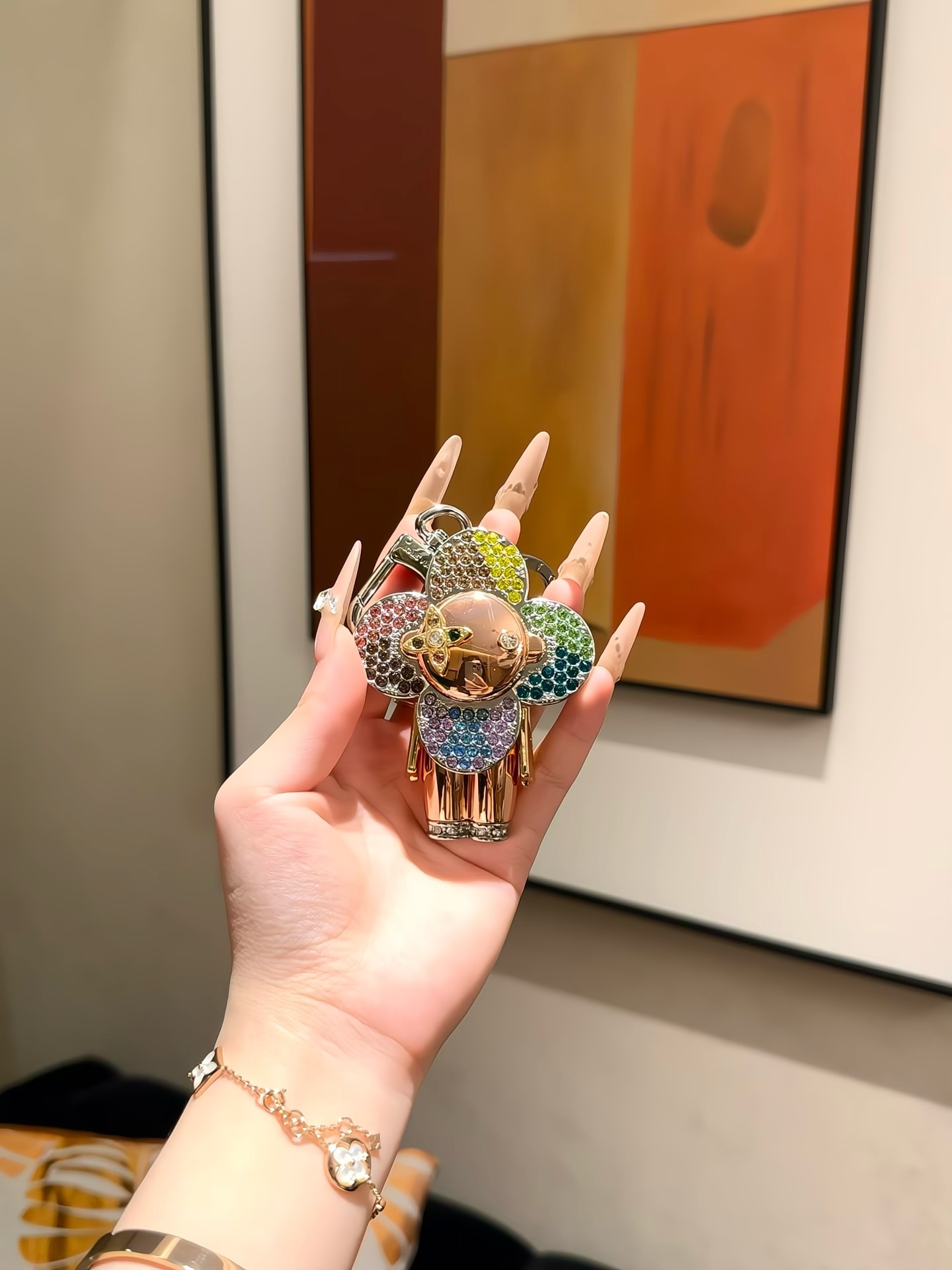 NO:632709,New product Sunflower doll keychain bag pendant charm Louis Vuitton Louis Vuitton Snowboard Vivienne Bag Charm bag charm U material brass electroplating 18K original logo 88190,,louis vuitton,louis vuitton,keychain,Cardia high-end jewelry19860909新品 太阳花公仔钥匙扣 包包挂件挂饰 Louis Vuitton 路易威登Snowboard Vivienne Bag Charm 包饰 U材质 黄铜电镀18K 原版logo 88190,,louis vuitton,louis vuitton,keychain,卡迪亚高端饰品,Jewelry