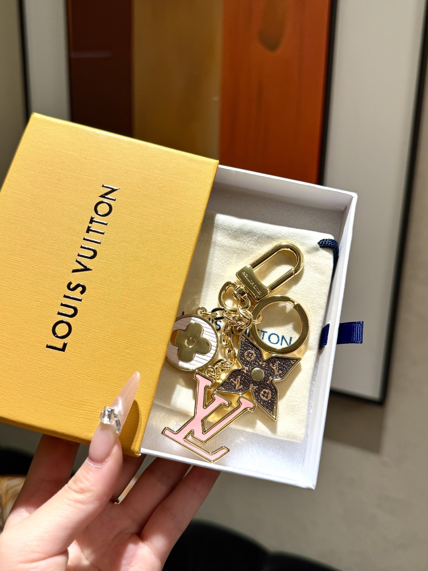 NO:632701,The new Sring Street bag accessories and keychains are made of various materials such as Monogram canvas and metal parts, extending the eye-catching style of the classic Monogram flowers and LV letters. 88180,, louis vuitton, keychain, Cartier high-end jewelry19860909新品  Sring Street 包饰与钥匙扣选用 Monogram 帆布与金属件等多元材质,舒展经典 Monogram 花卉与 LV 字母的瞩目格调. 88180,,louis vuitton,keychain,卡迪亚高端饰品,Jewelry