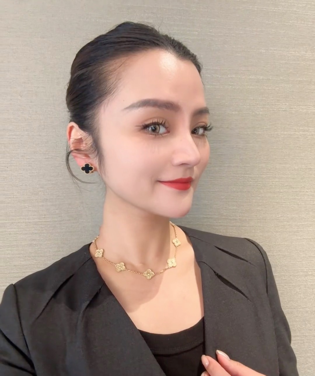 NO:633379,Wearing picture, stacking ten flowers makes it more colorful, Cardia high-end jewelry19860909佩戴图,十花叠戴更出彩,,卡迪亚高端饰品,Jewelry