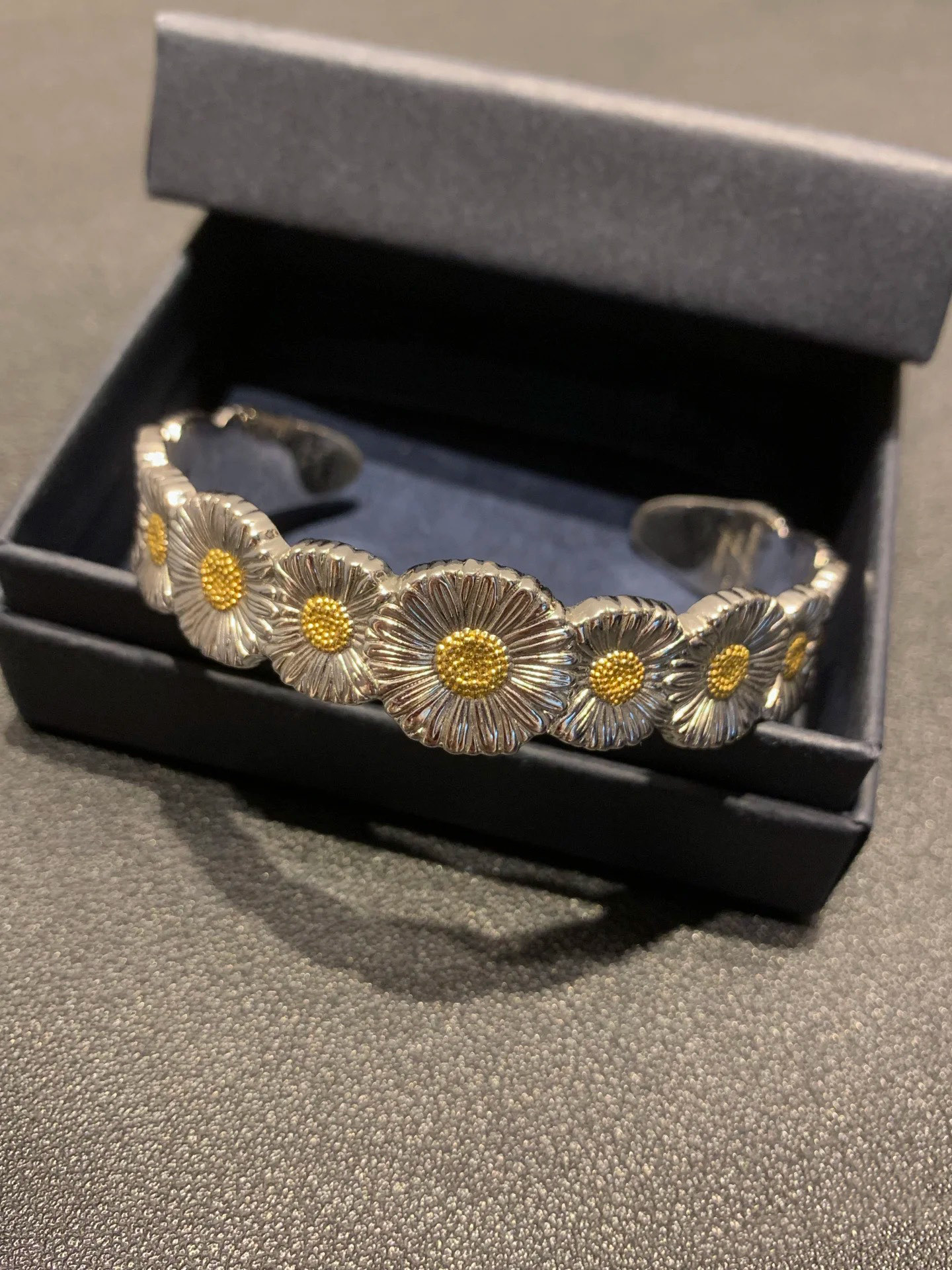 NO:633480,No wonder the little daisy°. is always out of stock. It’s really surprising to get it. The fresh and elegant color scheme and the cool feeling of the silver jewelry are perfect for this summer. The strong daisy bracelet and the small and exquisite daisy bracelet have no sense of incompatibility. The weight of sterling silver is about 38g. One-size-fits-all opening 88950,,bracelet,bracelet,pure silver,Cardia high-end jewelry19860909难怪小雏菊°.老是断货呢 上手果然是让人感到意外 清新淡雅的配色和银饰自带的清冷感和这个夏天简直绝配命 存在感强的雏菊手镯和小巧精致的小雏菊手链毫无违和感.纯银克重 38g左右 均码开口 88950,,bracelet,bracelet,pure silver,卡迪亚高端饰品,Jewelry