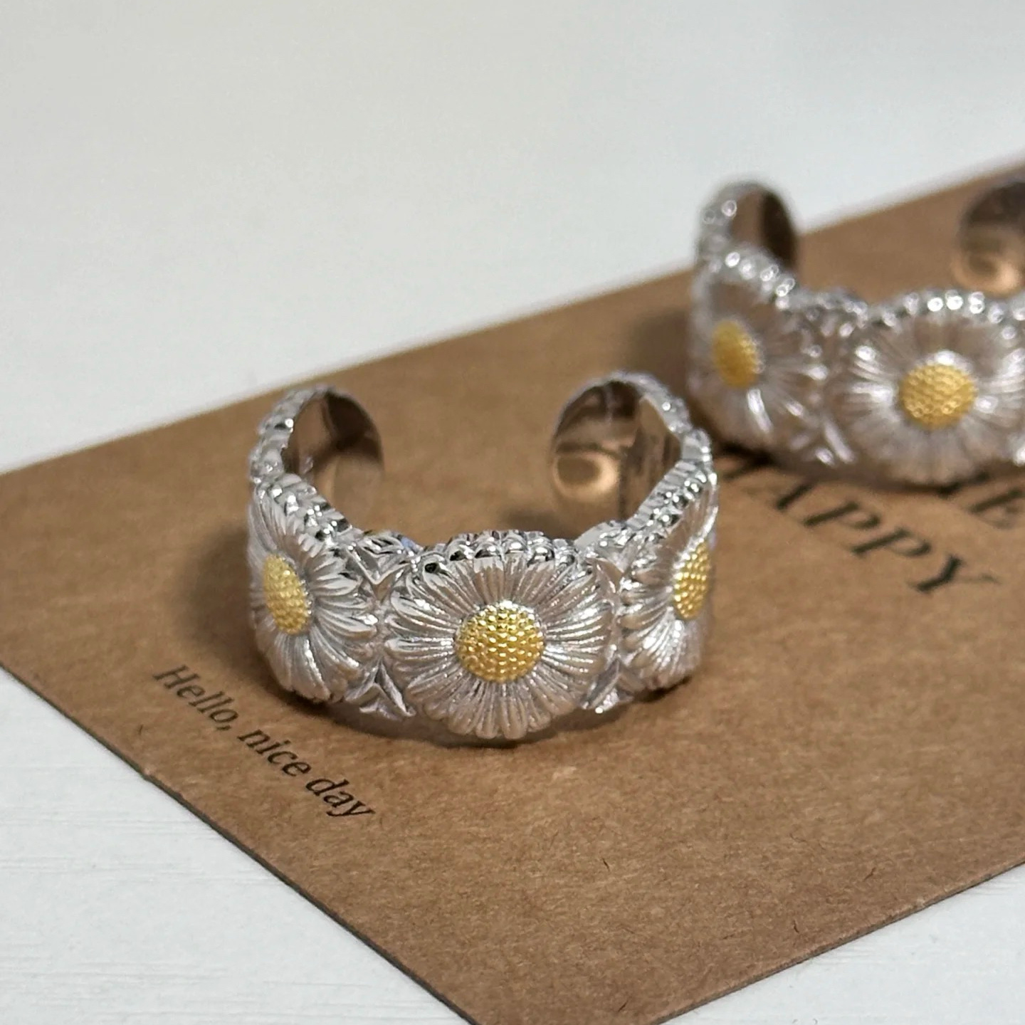 NO:633457,No wonder the little daisy°. is always out of stock. It’s really surprising to get it. The fresh and elegant color scheme and the cool feeling of the silver jewelry are perfect for this summer. The strong daisy bracelet and the small and exquisite daisy bracelet have no sense of incompatibility. Pure silver, weight of about 10g, code number 88390,,bracelet,bracelet,pure silver,Cardia high-end jewelry19860909难怪小雏菊°.老是断货呢 上手果然是让人感到意外 清新淡雅的配色和银饰自带的清冷感和这个夏天简直绝配命 存在感强的雏菊手镯和小巧精致的小雏菊手链毫无违和感.纯银 克重10g左右 码数 88390,,bracelet,bracelet,pure silver,卡迪亚高端饰品,Jewelry