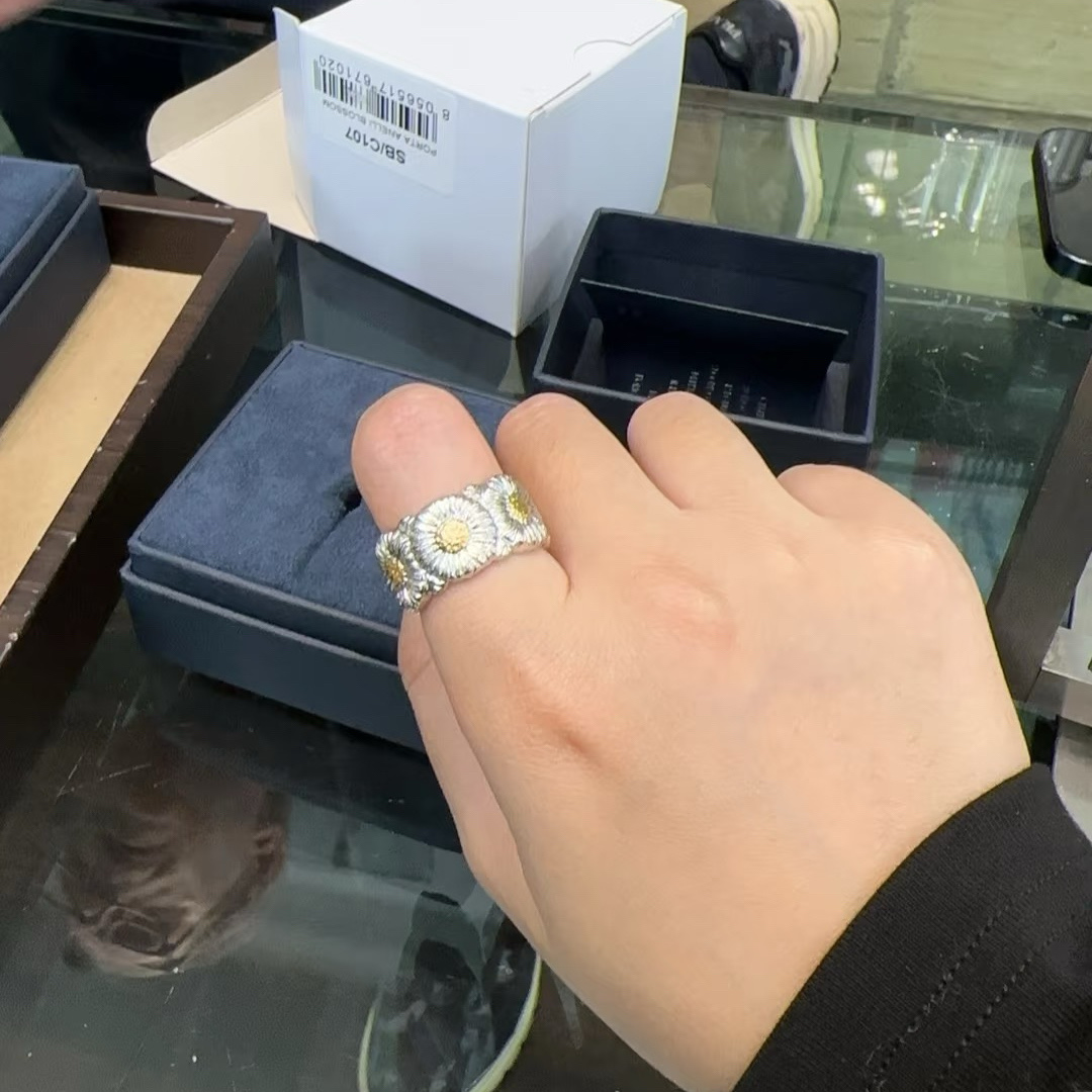 NO:633460,No wonder the little daisy°. is always out of stock. It is really surprising to get it. The fresh and elegant color scheme and the cool feeling of the silver jewelry are perfect for this summer. The strong daisy bracelet and the small and exquisite daisy bracelet have no sense of contradiction. Silver,,bracelet,bracelet,Cardia high-end jewelry19860909难怪小雏菊°.老是断货呢 上手果然是让人感到意外 清新淡雅的配色和银饰自带的清冷感和这个夏天简直绝配命 存在感强的雏菊手镯和小巧精致的小雏菊手链毫无违和感.银,,bracelet,bracelet,卡迪亚高端饰品,Jewelry