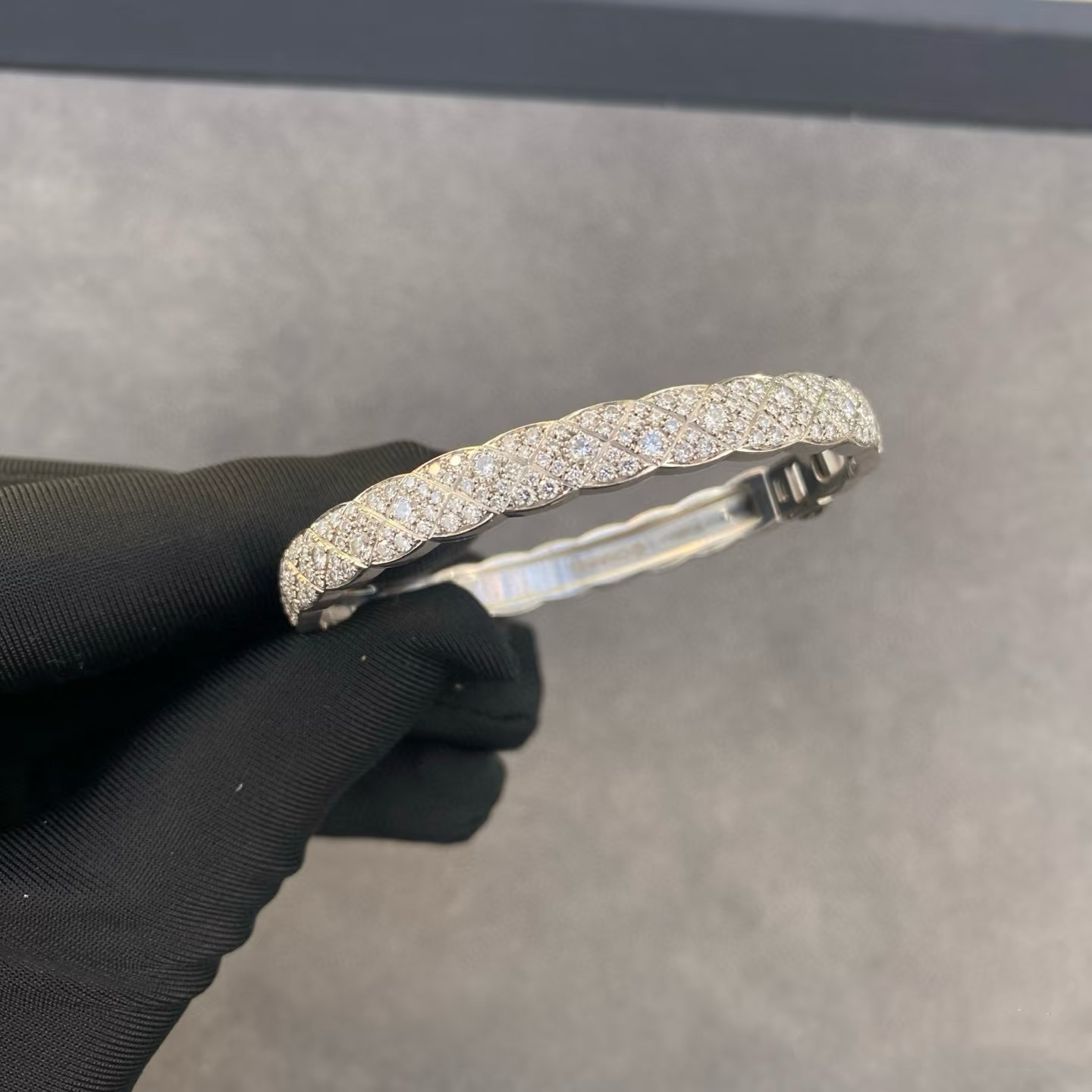 NO:633440,Why everyone has always liked the Coco rhombus series, because it is so shocking, and I was shocked by the nobility of the diamond-studded luxury ~ Whether it is daily matching or attending events, it instantly enhances the temperament, and reveals a sense of luxury in a low-key manner! Three code numbers: 17, 18, 19, white gold 88650, Cartier high-end jewelry19860909为啥大家一直很喜欢Coco菱格系列,因为实在是太震撼了,被满钻豪镶的贵气震撼到~无论是日常搭配还是出席活动,瞬间提升气质,低调中透着奢华感! 码数17 18 19 三个码数 白金色 88650,,卡迪亚高端饰品,Jewelry