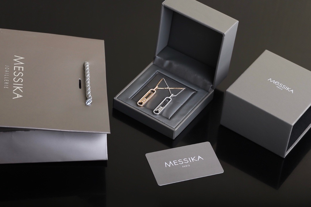 NO:633519,M*essika Move Necklace The most romantic series. This series uses a simple rectangle to present a three-dimensional effect. The three sliding main diamonds highlight the unique design, making it more fluid and refined. It can be matched with any accessories. Suitable for daily wear. Chain length 56. Rose gold. White gold. 88280,, necklace, Cartier high-end jewelry.19860909M*essika 梅 西 卡 Move项链 最具浪漫气息的系列 这一系列以简约长方形来呈现立体感,通过滑动的三颗主钻凸显设计的独特 使其更具流动、精致感 与任何配饰搭配都能互相契合 适合日常佩戴 链长56 玫瑰金 白金色 88280,,necklace,卡迪亚高端饰品,Jewelry