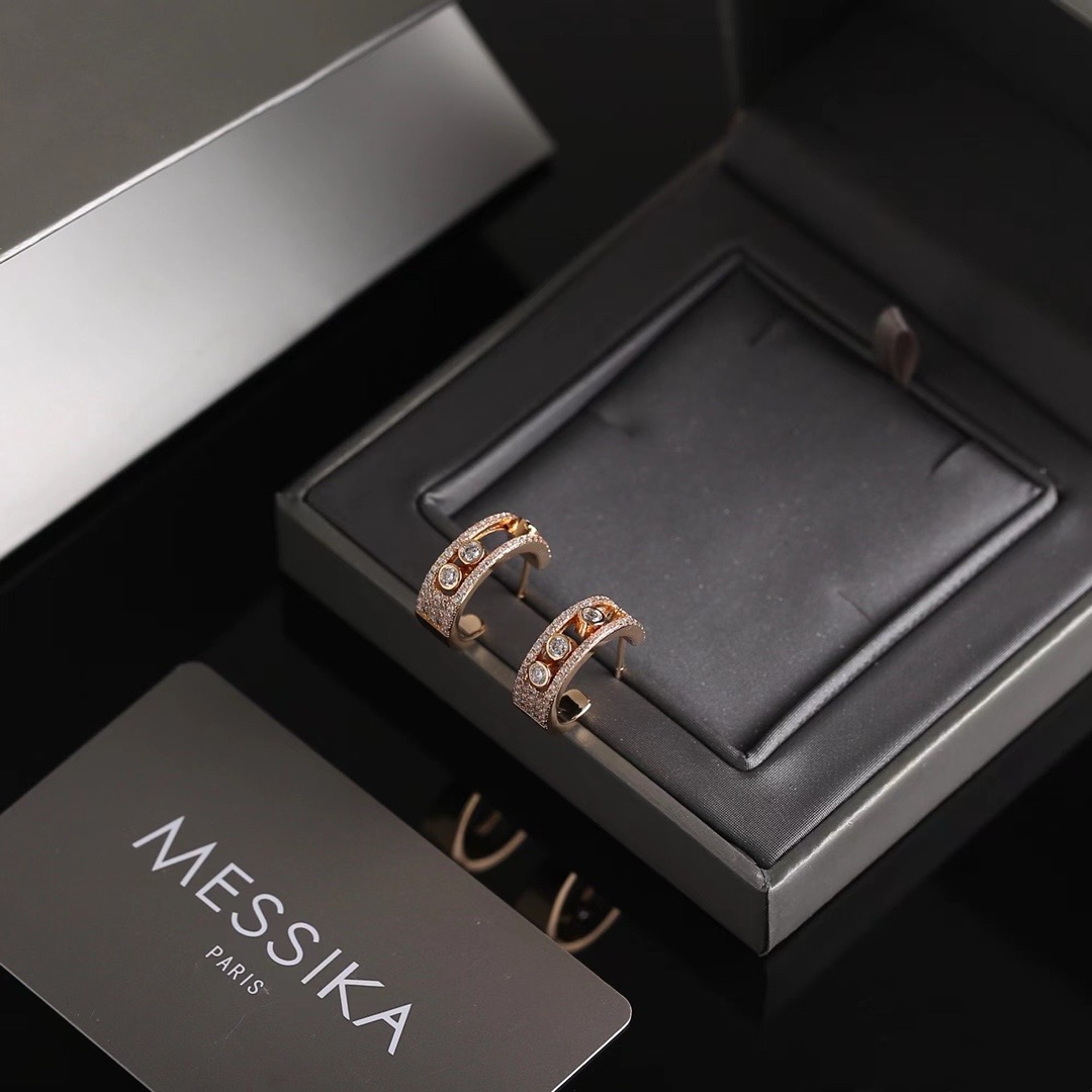 NO:633525,M*essika Move earrings are the most romantic series. This series uses a simple rectangular shape to present a three-dimensional effect. The three sliding main diamonds highlight the uniqueness of the design, making it more fluid and refined. It can match with any accessories and is suitable for daily wear. Rose gold, white gold, 88200,, earrings, Cartier high-end jewelry19860909M*essika 梅 西 卡 Move耳环 最具浪漫气息的系列 这一系列以简约长方形来呈现立体感 通过滑动的三颗主钻凸显设计的独特 使其更具流动、精致感 与任何配饰搭配都能互相契合 适合日常佩戴 玫瑰金 白金色88200,,earrings,卡迪亚高端饰品,Jewelry