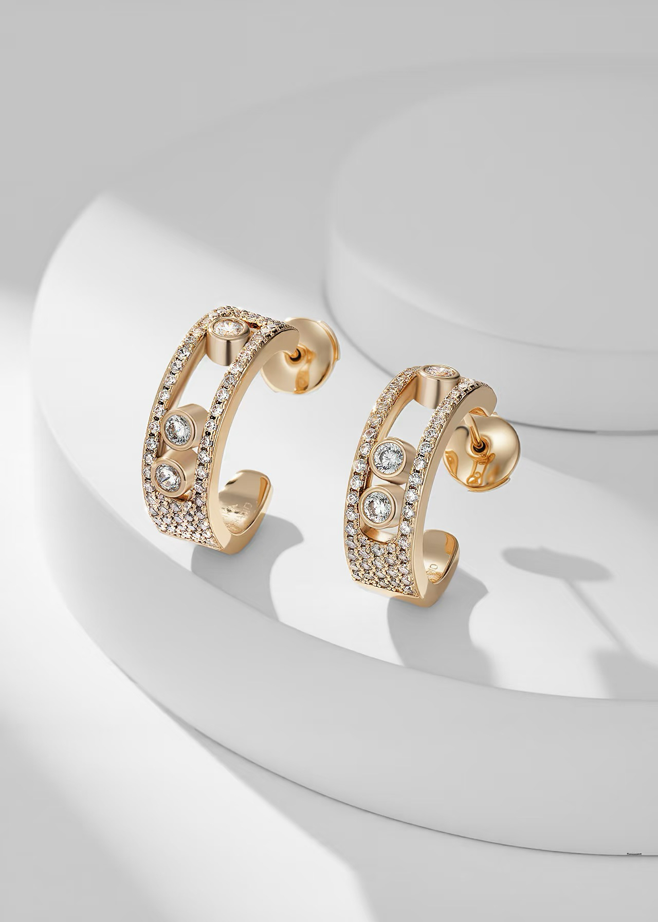 NO:633528,M*essika Move Earrings The most romantic series. This series uses a simple rectangular shape to present a three-dimensional effect. The three sliding main diamonds highlight the uniqueness of the design, making it more fluid and refined. It can match with any accessories. Suitable for daily wear. Rose gold, white gold, 88200,,earrings,Cardia high-end jewelry19860909M*essika 梅 西 卡 Move耳环 最具浪漫气息的系列 这一系列以简约长方形来呈现立体感 通过滑动的三颗主钻凸显设计的独特 使其更具流动、精致感 与任何配饰搭配都能互相契合 适合日常佩戴 玫瑰金 白金色 88200,,earrings,卡迪亚高端饰品,Jewelry