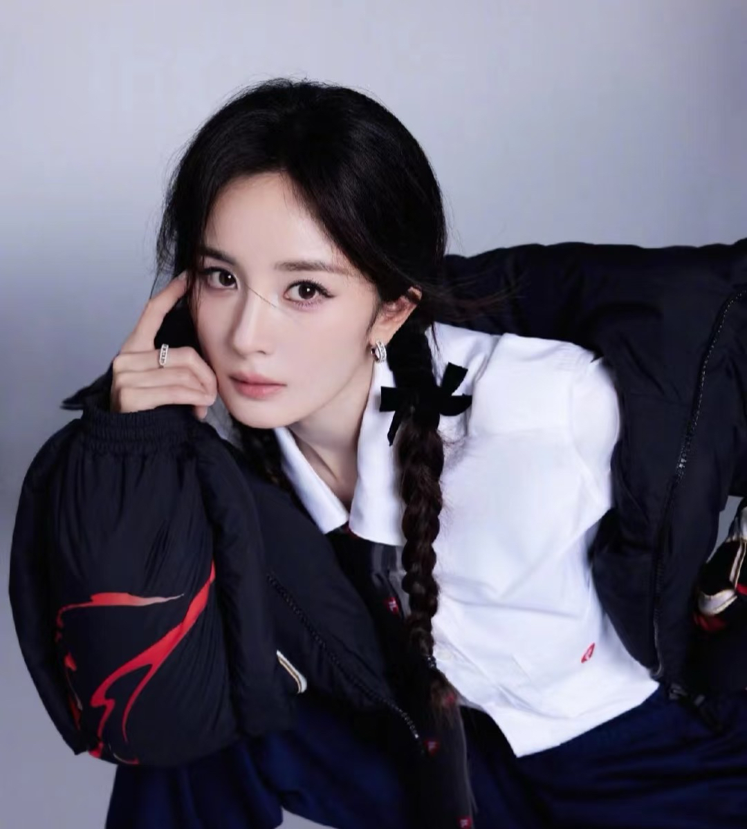 NO:633531,M*essika Move earrings are the most romantic series. This series uses a simple rectangular shape to present a three-dimensional effect. The three sliding main diamonds highlight the uniqueness of the design, making it more fluid and refined. It can match with any accessories and is suitable for daily wear. Rose gold, white gold, earrings, Cartier high-end jewelry19860909M*essika 梅 西 卡 Move耳环 最具浪漫气息的系列 这一系列以简约长方形来呈现立体感 通过滑动的三颗主钻凸显设计的独特 使其更具流动、精致感 与任何配饰搭配都能互相契合 适合日常佩戴 玫瑰金 白金色,,earrings,卡迪亚高端饰品,Jewelry