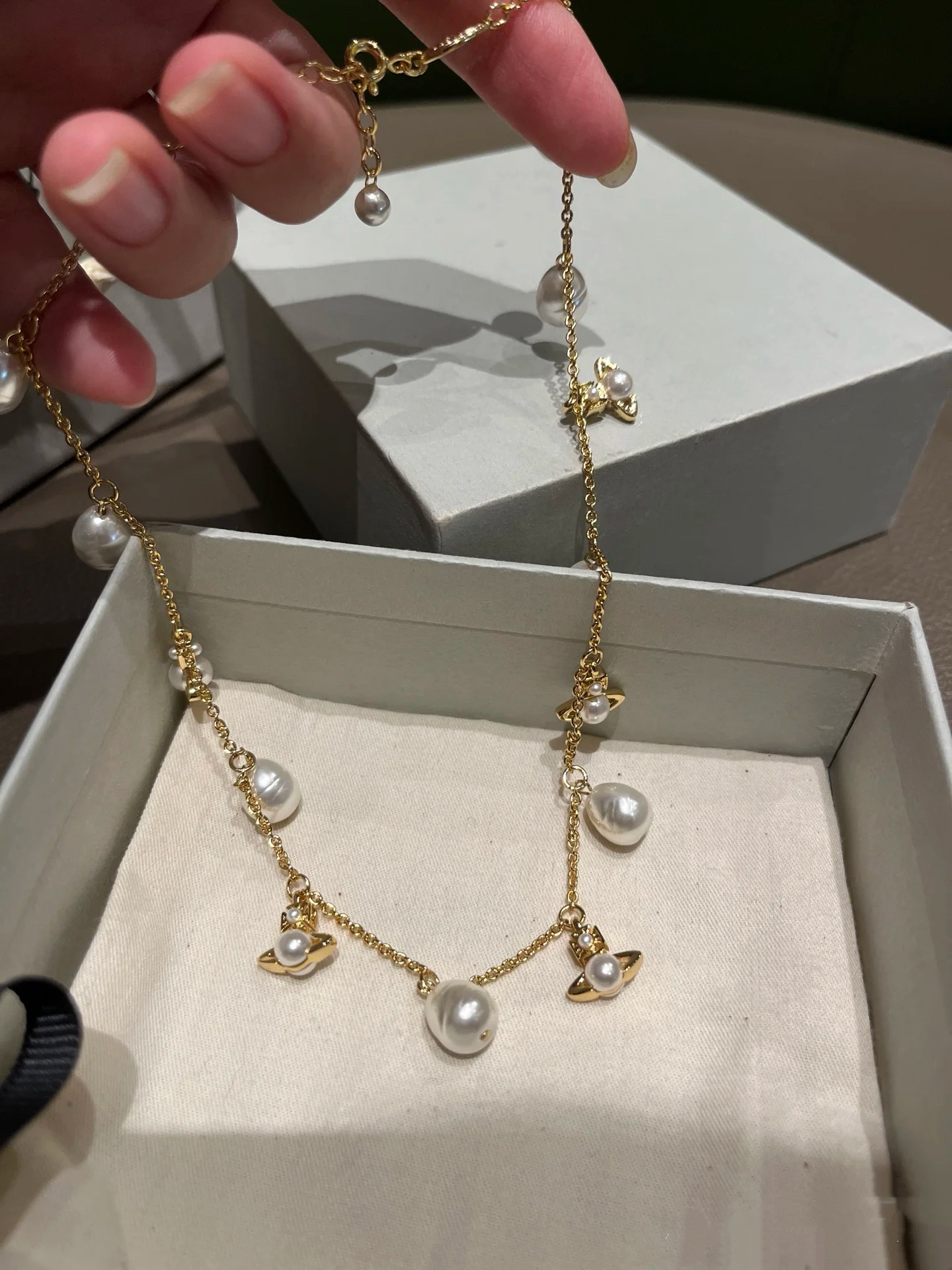 NO:633813,Queen Mother Emiliana Pearl Necklace Irregular Choker Saturn Emiliana Pearl Necklace is a style that many sisters fall in love with at first sight. The choke composed of irregular baroque small pearls and multiple Saturn pendants is very suitable for matching summer skirts, small suspenders and small dresses. Wearing it alone is already the ceiling, and stacking water drop pearls is the best combination. 88220,,skirts,necklace,Cardia high-end jewelry19860909西太后Emiliana珍珠项链不规则choker土星Emiliana珍珠项链是很多姐妹一眼爱上的款式 不规则巴洛克小珍珠和多个土星吊坠组成的choke很适合搭配夏天小裙子小吊带小礼服 单戴已经是天花板了,叠戴水滴珍珠更是王炸组合,88220,,skirts,necklace,卡迪亚高端饰品,Jewelry