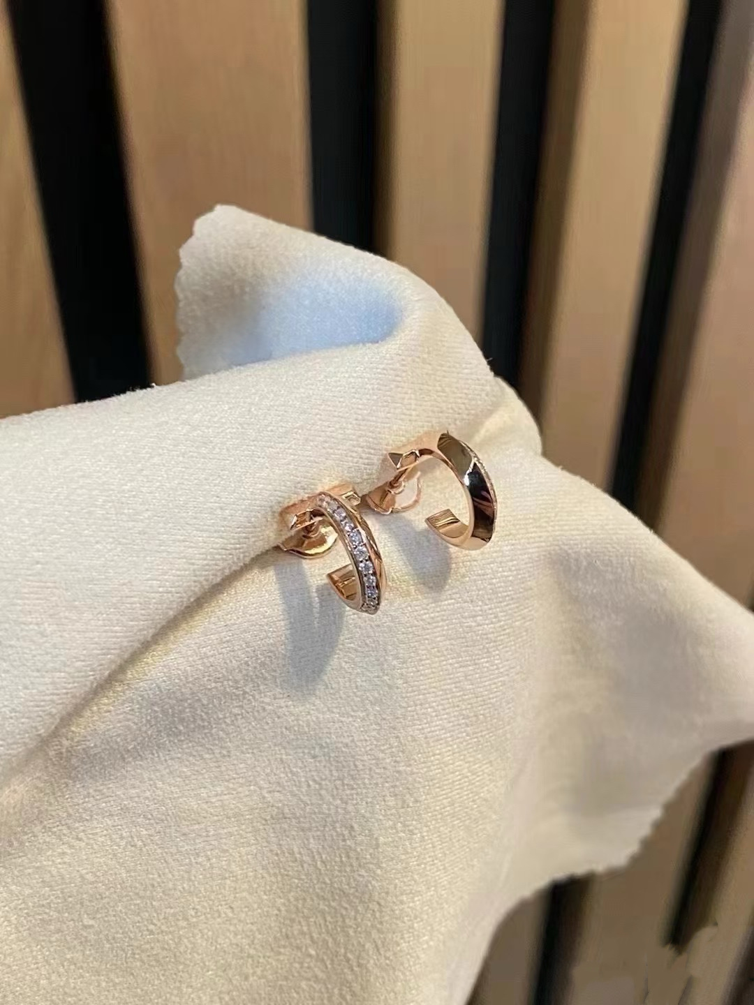 NO:633776,Tiff@ny T1 series earrings reinterpret the iconic design of the Tiff@ny T series with bold and avant-garde silhouettes and powerful details. The hoop earrings are exquisitely crafted and adopt a beveled edge design set with round brilliant-cut diamonds. Wear alone to show your charming temperament, or pair with a pair of earrings to create a modern and stunning look. White gold/rose gold, earrings, Cartier high-end jewelry19860909Tiff@ny T1 系列耳环 以大胆前卫的轮廓和颇具力量的细节重新诠释 Tiff@ny T 系列的标志性设计.圈形耳环工艺精湛,采用镶嵌圆形明亮式切割钻石的斜边设计.单独佩戴彰显迷人气质,或者搭配一对耳钉,打造摩登惊艳造型.白金/玫瑰金,,earrings,卡迪亚高端饰品,Jewelry