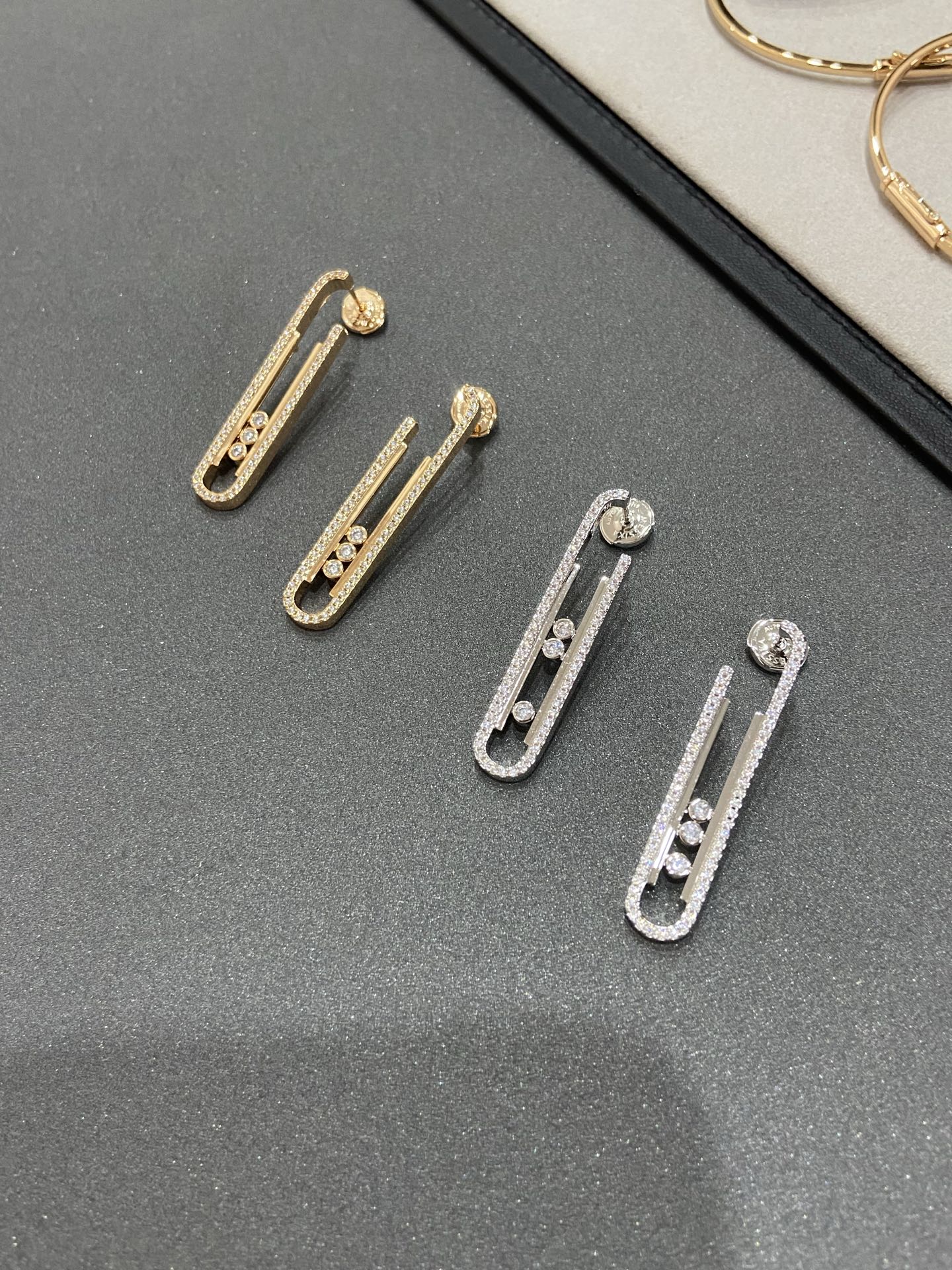 NO:633844,Messika earrings can be used as brooches! Messika 10th Anniversary Earrings White gold earrings are simple yet geometric in beauty. They are ideal jewelry that can instantly add brilliance to your face. These earrings are like a brooch, creating a wonderful illusion of passing through the earlobe from front to back. These Messika earrings can be worn on the earlobe in pairs or individually, highlighting your bold and charming temperament. s: When wearing formal clothes  You can wear one on your chest and use it as a brooch! 88240, earrings, brooch, breastpin, Cardia high-end jewelry19860909梅西卡可以做胸针的耳坠!Messika 十周年耳坠 白金耳坠简约而不失几何美感,是一款能即刻为您的面容增添光彩的理想首饰.这款耳环宛若-枚别针,营造出从前至后穿过耳垂的奇妙错觉.这款Messika梅西卡耳环可成对或单枚佩戴在耳垂上,彰显您大胆率性的迷人气质. s:穿正装的时候 可以带一只在胸前作为胸针使用哦!88240,,earrings,brooch，breastpin,卡迪亚高端饰品,Jewelry