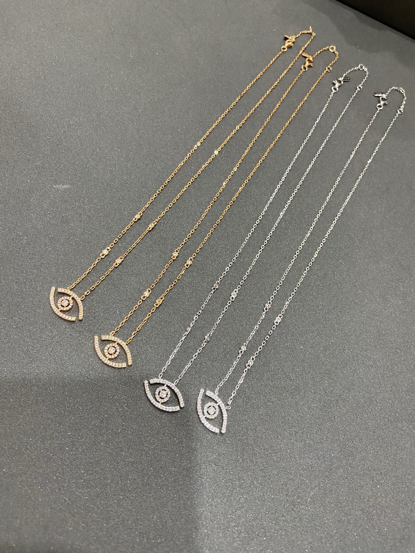 NO:633872,Messika's diamond-filled Mind's Eye Necklace, the dazzling light and diamonds are fascinating. It can be worn alone to bloom a subtle and sparkling light, or worn in combination to show a fashionable bohemian style. Necklace, rose gold, white gold, 88240, bracelet, rose gold, white gold, 88200,,necklace,bracelet,Cardia high-end jewelry19860909梅西卡满钻心灵之眼项链,耀眼光芒和钻石令人着迷,可单独佩戴 绽放含蓄而闪耀的光芒,或叠搭佩戴 展现时尚的波西米亚风情 项链 玫瑰金 白金色 88240 手链 玫瑰金 白金色88200,,necklace,bracelet,卡迪亚高端饰品,Jewelry