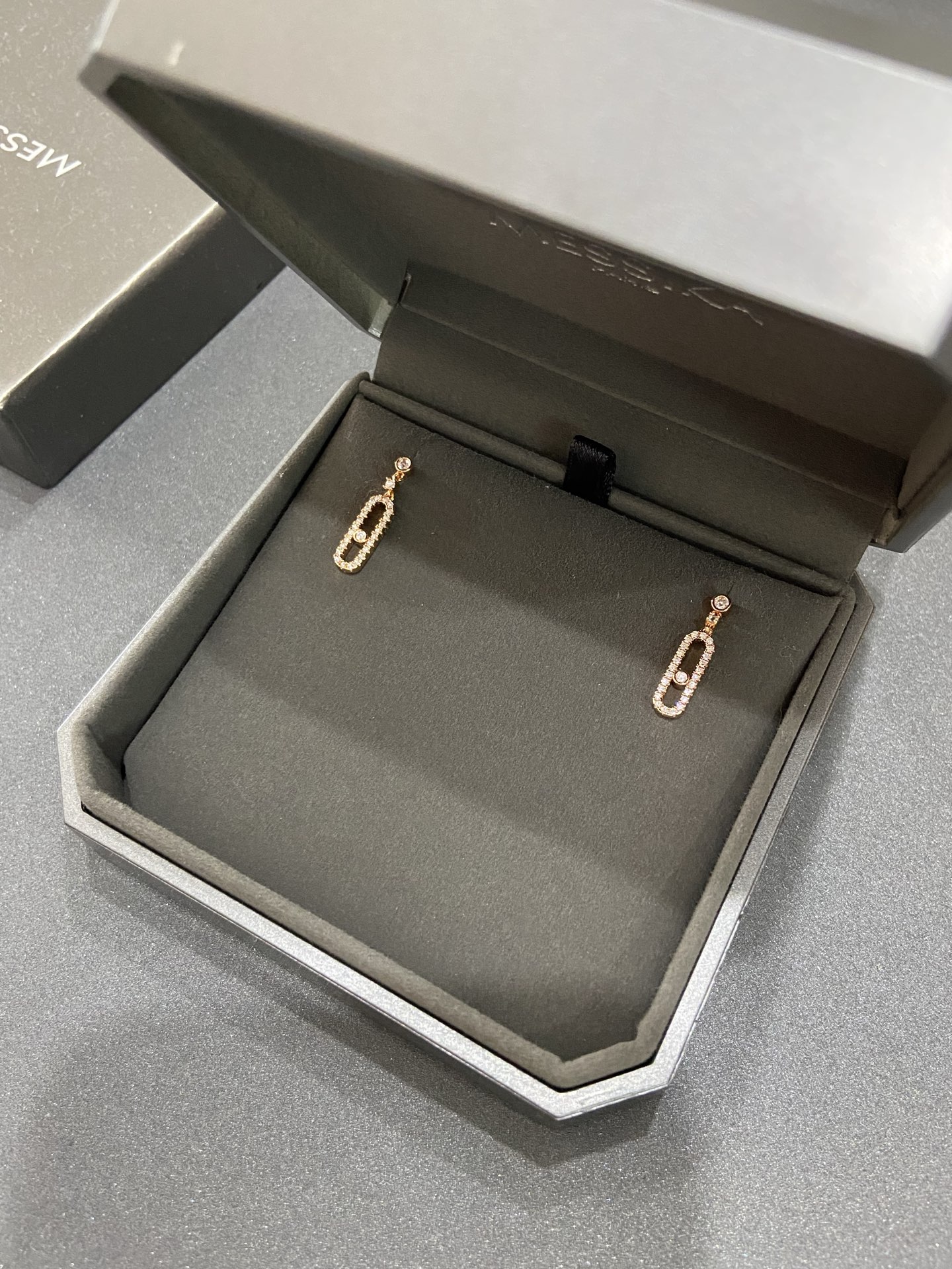 NO:633838,M*essika Move earrings are the most romantic series. They use a simple glossy rectangle to present a three-dimensional effect. The unique design is highlighted by a single crystal embellishment, making it more refined!  Simple, versatile and exquisite, it is a very worth buying item!  88200,,earrings,Cardia high-end jewelry19860909M*essika 梅 西 卡 Move耳环 最具浪漫气息的系列.以简约光面长方形来呈现立体感,通过单颗水晶点缀凸显设计的独特,使其更具精致感！简约百搭又精致,非常值得入手单品！88200,,earrings,卡迪亚高端饰品,Jewelry