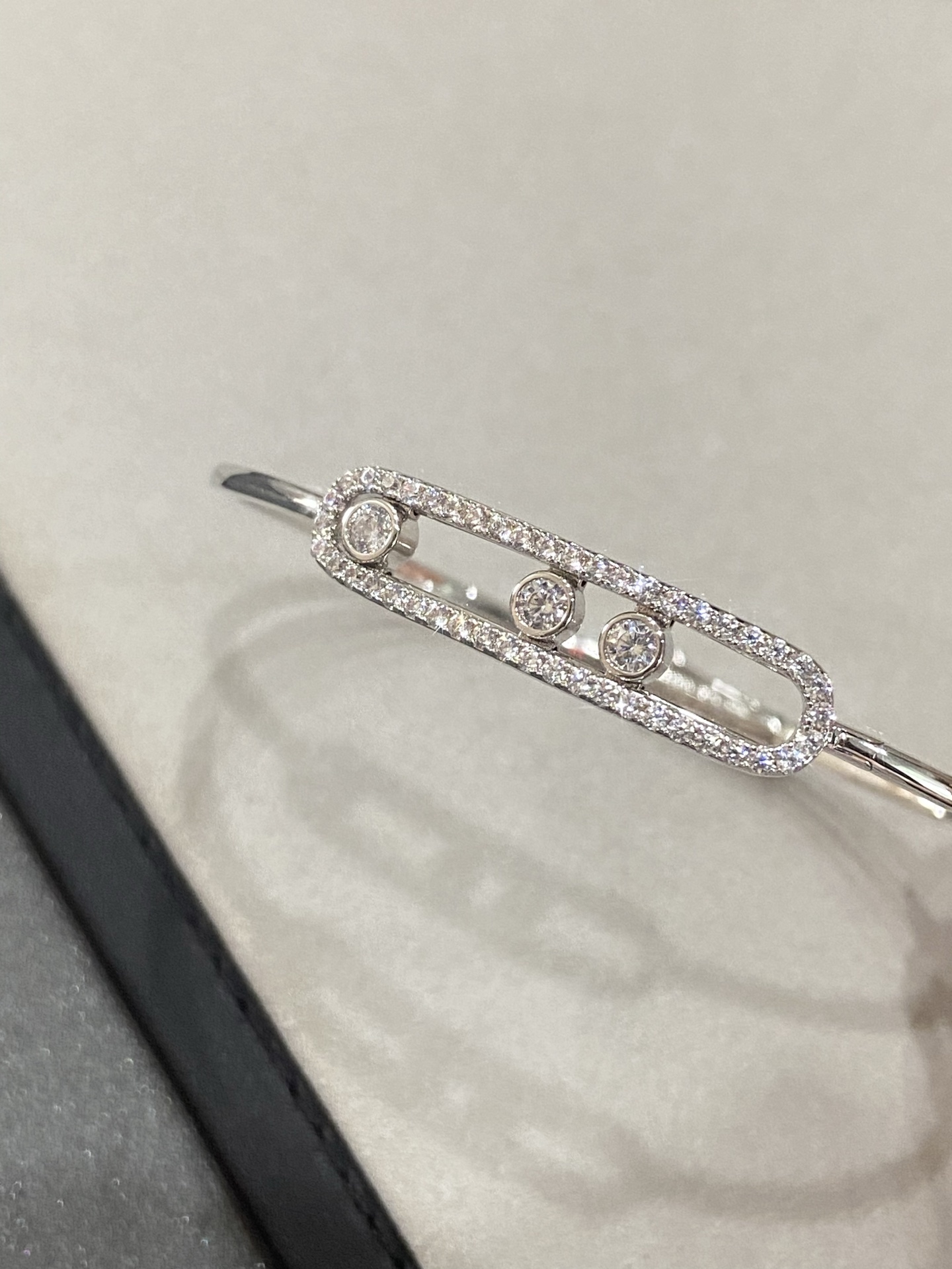 NO:634145,The bracelets of the Messika Nova series have always been very popular. The simple design with three movable diamonds and Sergio's finishing touch couldn't be more perfect! Pair a simple outfit with a piece of Messika jewelry to bring agility and happiness to your daily life!  88300,,bracelet,Cardia high-end jewelry19860909Messika Nova 系列的手镯一直都很受欢迎,简单的设计三颗活动钻石瑟吉欧点睛之笔,再完美不过了!简单的着装搭配一件梅西卡珠宝首饰,给你的日常生活中带来灵动与快乐！ 88300,,bracelet,卡迪亚高端饰品,Jewelry