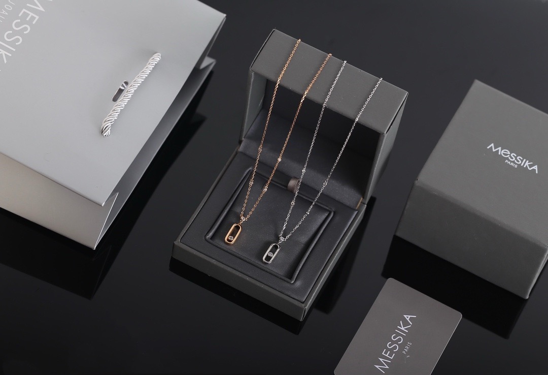 NO:633860,M*essika Move necklace is the most romantic series. It uses a simple glossy rectangle to present a three-dimensional effect, and the unique design is highlighted by a single crystal embellishment, making it more refined!  Simple, versatile and exquisite, it is a very worth buying item!  Rose gold, white gold 88240, necklace, Cartier high-end jewelry19860909M*essika 梅 西 卡 Move项链 最具浪漫气息的系列.以简约光面长方形来呈现立体感,通过单颗水晶点缀凸显设计的独特,使其更具精致感！简约百搭又精致,非常值得入手单品！ 玫瑰金 白金色88240,,necklace,卡迪亚高端饰品,Jewelry