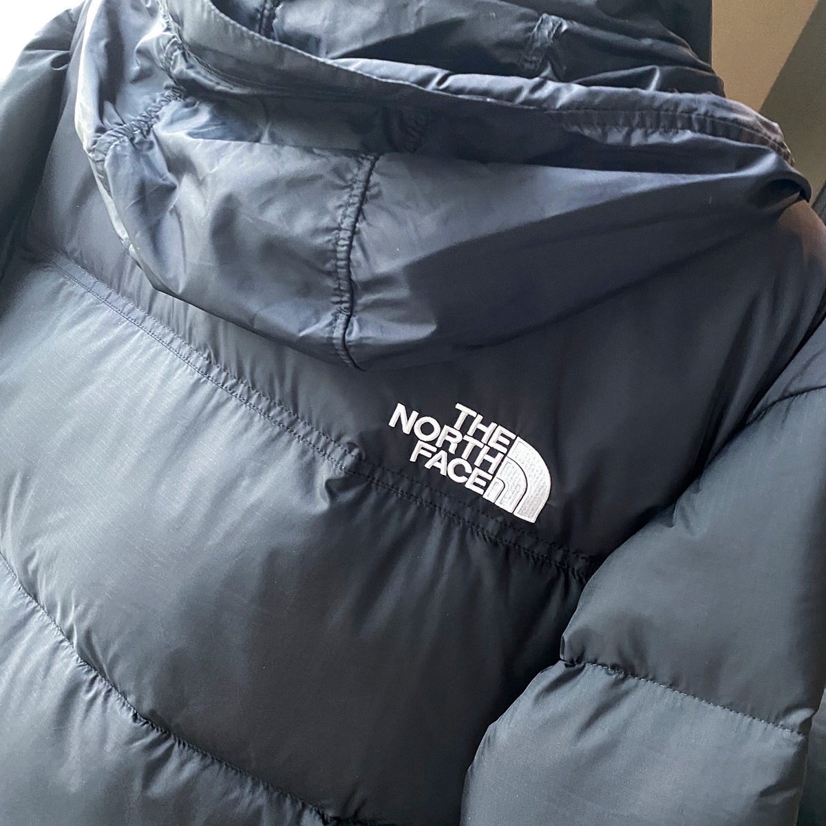 💰360
黑色【复刻版本 随意对比】𝗧𝗵𝗲 𝗡𝗼𝗿𝘁𝗵 𝗙𝗮𝗰𝗲|北面1996 Nuptse 经典款/北面羽绒服 ( 标配专柜同款手提袋
码数:XS S M L XL XXL
𝗧𝗵𝗲 𝗡𝗼𝗿𝘁𝗵 𝗙𝗮𝗰𝗲"的字面含义为山的最寒冷、最艰难一面。它也是𝗧𝗵𝗲 𝗡𝗼𝗿𝘁𝗵 𝗙𝗮𝗰𝗲"的产品能够发挥功能的地方。 𝗧𝗵𝗲 𝗡𝗼𝗿𝘁𝗵 𝗙𝗮𝗰𝗲。一直致力支持去发现亲近自然。赞助探险家们去征服那些遥远的,人类尚不可触及的角落。𝗧𝗵𝗲 𝗡𝗼𝗿𝘁𝗵 𝗙𝗮𝗰𝗲"的标识,取自于美国Yosemite优胜美地国家公园内的半圆页山Half Dome,这也是等岩爱好者们擎爬花岗石的终极目标。
1⃣️ 进口barudan/百灵达绣花机定制万针电绣,采用进口7号针,进口绣线,保证每字饱满、立体、清晰,可称最贵绣标!
2⃣️采用国标80白鸭绒填充,保暖性能更出色,轻便不厚重,压缩后的蓬松度恢复性好!
3⃣️内里采用尼龙nylon双重双层封禁设计,不会出现任何跑绒现象,内置抽拉绳扣的可调节下摆,可防风防寒!
4⃣️拉链采用吉田YKK原厂定制,刻字清晰,质感完美顺滑.
5⃣️辅料及扣子均采用原版一样铜芯弹簧【非市面铁芯弹簧】
做羽绒梭织类目,不吹嘘,目前能比我们做的更好的几乎没有!
用心做一件原版产品,让每一位客户有底气去给他的客户介绍说:这个是国内最顶级复刻版本。
⚠ 记住一分价格一分货的道理!莫贪小便宜,是要吃大亏的!
我们的理念:做业内质量标杆,定业内品质标准!
尺码 : XS-XXL
尺码 肩宽 胸围 衣长 推荐身高 推荐体重/kg
XS 48 110 63 155-165 45-55
S 50 114 65 160-170 55-65
M 52 118 67 165-175 65-75
L 54 122 69 170-180 75-85
XL 56 126 71 175-185 85-95
XXL 58 130 73 180-190 95-105
温馨提示:手工平铺测量,误差在1-3cm内属于正常范围