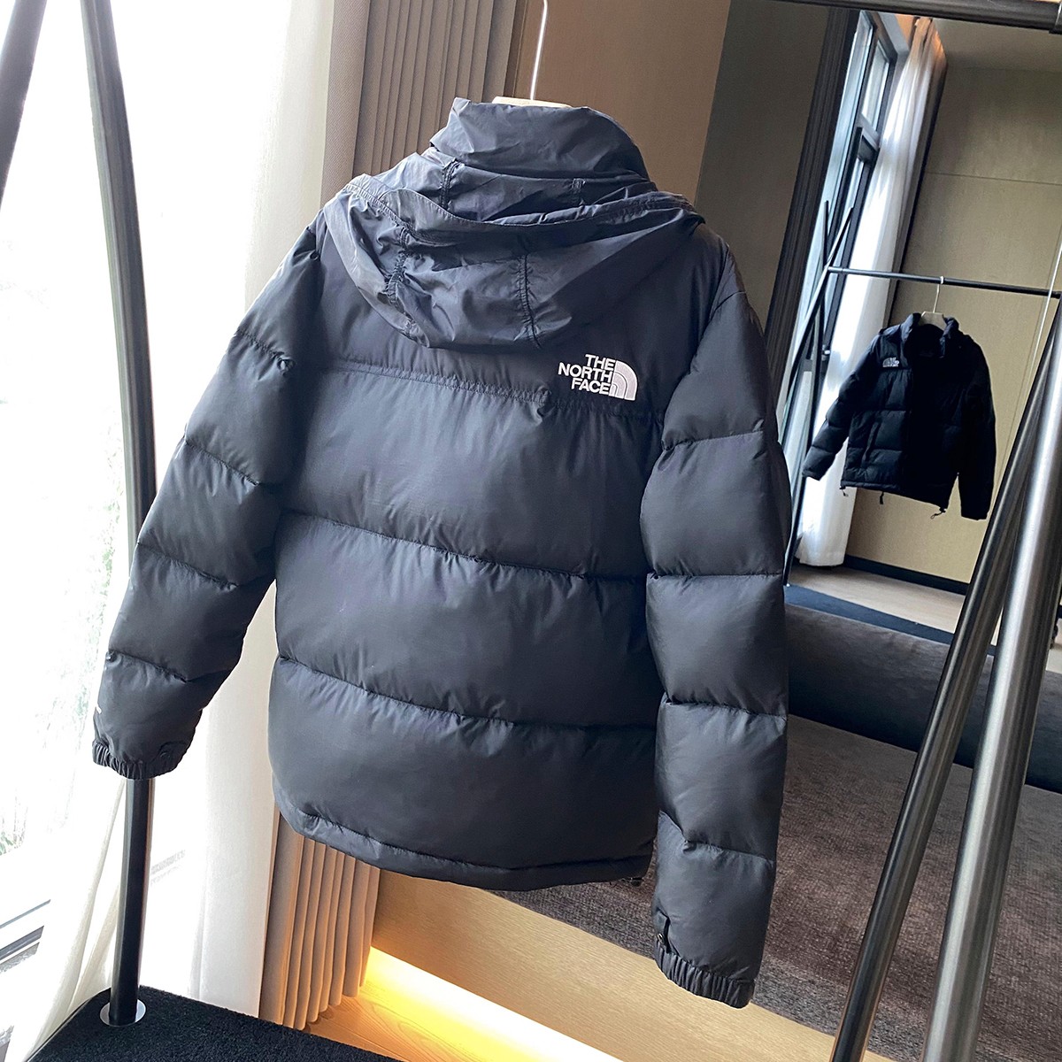 💰360
黑色【复刻版本 随意对比】𝗧𝗵𝗲 𝗡𝗼𝗿𝘁𝗵 𝗙𝗮𝗰𝗲|北面1996 Nuptse 经典款/北面羽绒服 ( 标配专柜同款手提袋
码数:XS S M L XL XXL
𝗧𝗵𝗲 𝗡𝗼𝗿𝘁𝗵 𝗙𝗮𝗰𝗲"的字面含义为山的最寒冷、最艰难一面。它也是𝗧𝗵𝗲 𝗡𝗼𝗿𝘁𝗵 𝗙𝗮𝗰𝗲"的产品能够发挥功能的地方。 𝗧𝗵𝗲 𝗡𝗼𝗿𝘁𝗵 𝗙𝗮𝗰𝗲。一直致力支持去发现亲近自然。赞助探险家们去征服那些遥远的,人类尚不可触及的角落。𝗧𝗵𝗲 𝗡𝗼𝗿𝘁𝗵 𝗙𝗮𝗰𝗲"的标识,取自于美国Yosemite优胜美地国家公园内的半圆页山Half Dome,这也是等岩爱好者们擎爬花岗石的终极目标。
1⃣️ 进口barudan/百灵达绣花机定制万针电绣,采用进口7号针,进口绣线,保证每字饱满、立体、清晰,可称最贵绣标!
2⃣️采用国标80白鸭绒填充,保暖性能更出色,轻便不厚重,压缩后的蓬松度恢复性好!
3⃣️内里采用尼龙nylon双重双层封禁设计,不会出现任何跑绒现象,内置抽拉绳扣的可调节下摆,可防风防寒!
4⃣️拉链采用吉田YKK原厂定制,刻字清晰,质感完美顺滑.
5⃣️辅料及扣子均采用原版一样铜芯弹簧【非市面铁芯弹簧】
做羽绒梭织类目,不吹嘘,目前能比我们做的更好的几乎没有!
用心做一件原版产品,让每一位客户有底气去给他的客户介绍说:这个是国内最顶级复刻版本。
⚠ 记住一分价格一分货的道理!莫贪小便宜,是要吃大亏的!
我们的理念:做业内质量标杆,定业内品质标准!
尺码 : XS-XXL
尺码 肩宽 胸围 衣长 推荐身高 推荐体重/kg
XS 48 110 63 155-165 45-55
S 50 114 65 160-170 55-65
M 52 118 67 165-175 65-75
L 54 122 69 170-180 75-85
XL 56 126 71 175-185 85-95
XXL 58 130 73 180-190 95-105
温馨提示:手工平铺测量,误差在1-3cm内属于正常范围