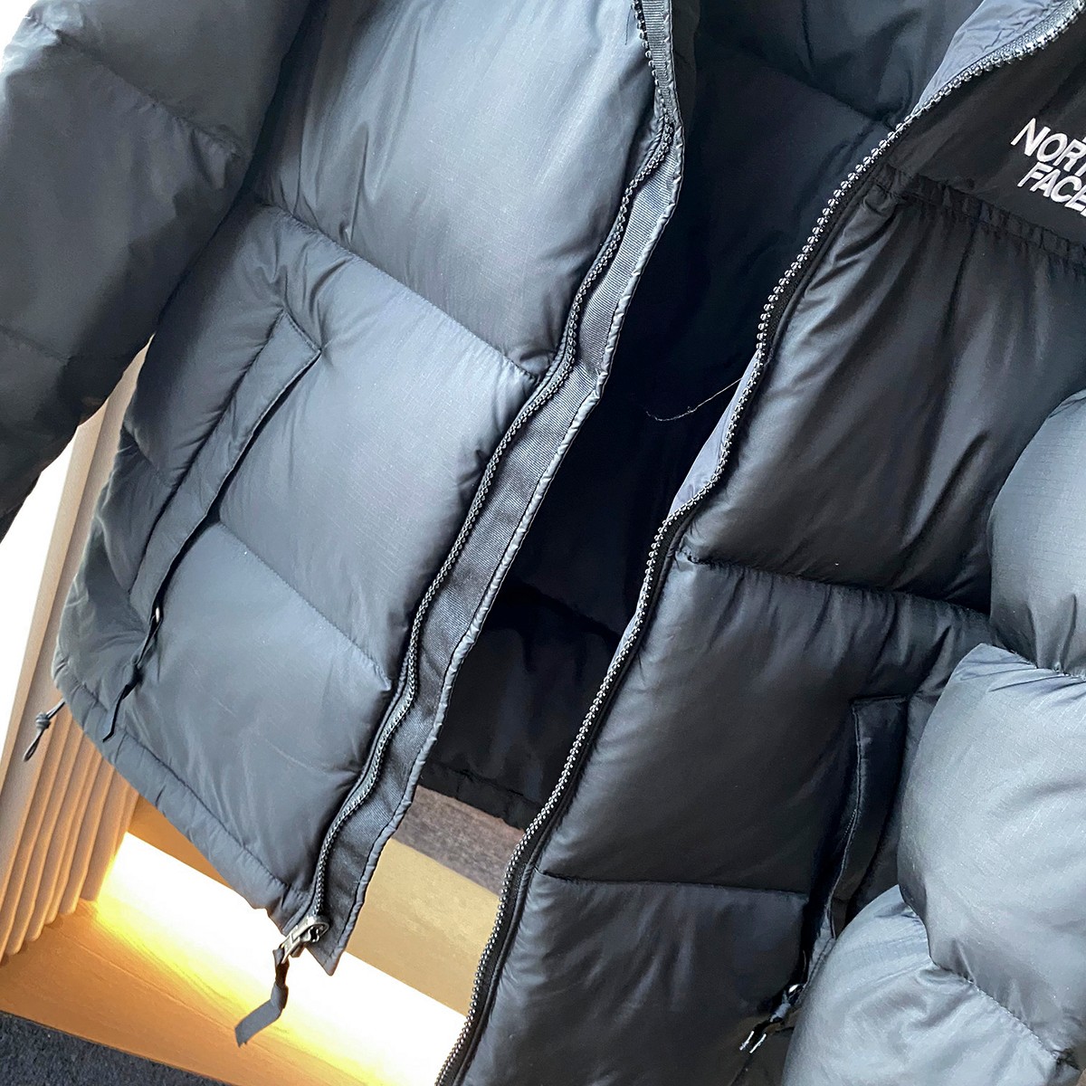 💰360
黑色【复刻版本 随意对比】𝗧𝗵𝗲 𝗡𝗼𝗿𝘁𝗵 𝗙𝗮𝗰𝗲|北面1996 Nuptse 经典款/北面羽绒服 ( 标配专柜同款手提袋
码数:XS S M L XL XXL
𝗧𝗵𝗲 𝗡𝗼𝗿𝘁𝗵 𝗙𝗮𝗰𝗲"的字面含义为山的最寒冷、最艰难一面。它也是𝗧𝗵𝗲 𝗡𝗼𝗿𝘁𝗵 𝗙𝗮𝗰𝗲"的产品能够发挥功能的地方。 𝗧𝗵𝗲 𝗡𝗼𝗿𝘁𝗵 𝗙𝗮𝗰𝗲。一直致力支持去发现亲近自然。赞助探险家们去征服那些遥远的,人类尚不可触及的角落。𝗧𝗵𝗲 𝗡𝗼𝗿𝘁𝗵 𝗙𝗮𝗰𝗲"的标识,取自于美国Yosemite优胜美地国家公园内的半圆页山Half Dome,这也是等岩爱好者们擎爬花岗石的终极目标。
1⃣️ 进口barudan/百灵达绣花机定制万针电绣,采用进口7号针,进口绣线,保证每字饱满、立体、清晰,可称最贵绣标!
2⃣️采用国标80白鸭绒填充,保暖性能更出色,轻便不厚重,压缩后的蓬松度恢复性好!
3⃣️内里采用尼龙nylon双重双层封禁设计,不会出现任何跑绒现象,内置抽拉绳扣的可调节下摆,可防风防寒!
4⃣️拉链采用吉田YKK原厂定制,刻字清晰,质感完美顺滑.
5⃣️辅料及扣子均采用原版一样铜芯弹簧【非市面铁芯弹簧】
做羽绒梭织类目,不吹嘘,目前能比我们做的更好的几乎没有!
用心做一件原版产品,让每一位客户有底气去给他的客户介绍说:这个是国内最顶级复刻版本。
⚠ 记住一分价格一分货的道理!莫贪小便宜,是要吃大亏的!
我们的理念:做业内质量标杆,定业内品质标准!
尺码 : XS-XXL
尺码 肩宽 胸围 衣长 推荐身高 推荐体重/kg
XS 48 110 63 155-165 45-55
S 50 114 65 160-170 55-65
M 52 118 67 165-175 65-75
L 54 122 69 170-180 75-85
XL 56 126 71 175-185 85-95
XXL 58 130 73 180-190 95-105
温馨提示:手工平铺测量,误差在1-3cm内属于正常范围