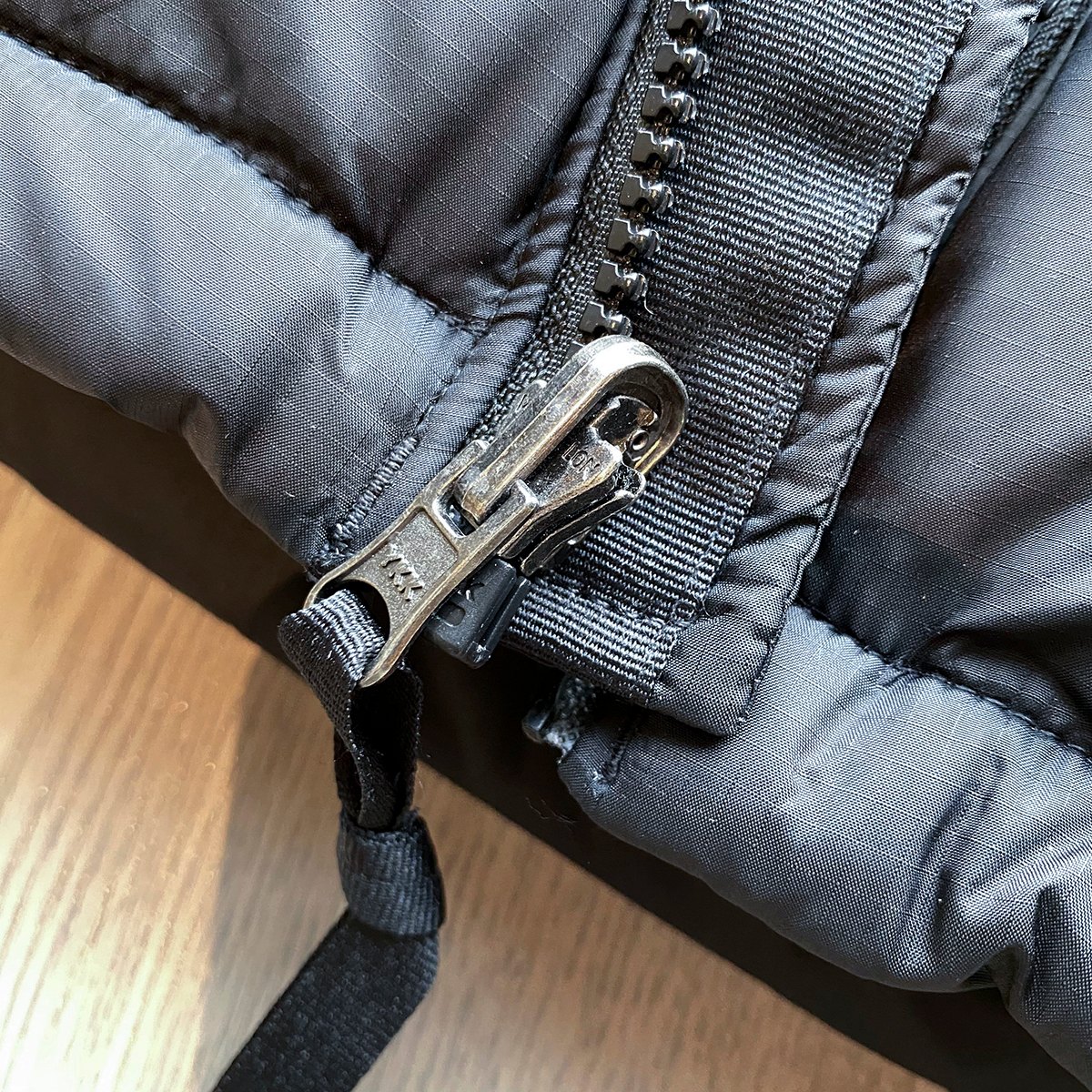 💰360
黑色【复刻版本 随意对比】𝗧𝗵𝗲 𝗡𝗼𝗿𝘁𝗵 𝗙𝗮𝗰𝗲|北面1996 Nuptse 经典款/北面羽绒服 ( 标配专柜同款手提袋
码数:XS S M L XL XXL
𝗧𝗵𝗲 𝗡𝗼𝗿𝘁𝗵 𝗙𝗮𝗰𝗲"的字面含义为山的最寒冷、最艰难一面。它也是𝗧𝗵𝗲 𝗡𝗼𝗿𝘁𝗵 𝗙𝗮𝗰𝗲"的产品能够发挥功能的地方。 𝗧𝗵𝗲 𝗡𝗼𝗿𝘁𝗵 𝗙𝗮𝗰𝗲。一直致力支持去发现亲近自然。赞助探险家们去征服那些遥远的,人类尚不可触及的角落。𝗧𝗵𝗲 𝗡𝗼𝗿𝘁𝗵 𝗙𝗮𝗰𝗲"的标识,取自于美国Yosemite优胜美地国家公园内的半圆页山Half Dome,这也是等岩爱好者们擎爬花岗石的终极目标。
1⃣️ 进口barudan/百灵达绣花机定制万针电绣,采用进口7号针,进口绣线,保证每字饱满、立体、清晰,可称最贵绣标!
2⃣️采用国标80白鸭绒填充,保暖性能更出色,轻便不厚重,压缩后的蓬松度恢复性好!
3⃣️内里采用尼龙nylon双重双层封禁设计,不会出现任何跑绒现象,内置抽拉绳扣的可调节下摆,可防风防寒!
4⃣️拉链采用吉田YKK原厂定制,刻字清晰,质感完美顺滑.
5⃣️辅料及扣子均采用原版一样铜芯弹簧【非市面铁芯弹簧】
做羽绒梭织类目,不吹嘘,目前能比我们做的更好的几乎没有!
用心做一件原版产品,让每一位客户有底气去给他的客户介绍说:这个是国内最顶级复刻版本。
⚠ 记住一分价格一分货的道理!莫贪小便宜,是要吃大亏的!
我们的理念:做业内质量标杆,定业内品质标准!
尺码 : XS-XXL
尺码 肩宽 胸围 衣长 推荐身高 推荐体重/kg
XS 48 110 63 155-165 45-55
S 50 114 65 160-170 55-65
M 52 118 67 165-175 65-75
L 54 122 69 170-180 75-85
XL 56 126 71 175-185 85-95
XXL 58 130 73 180-190 95-105
温馨提示:手工平铺测量,误差在1-3cm内属于正常范围