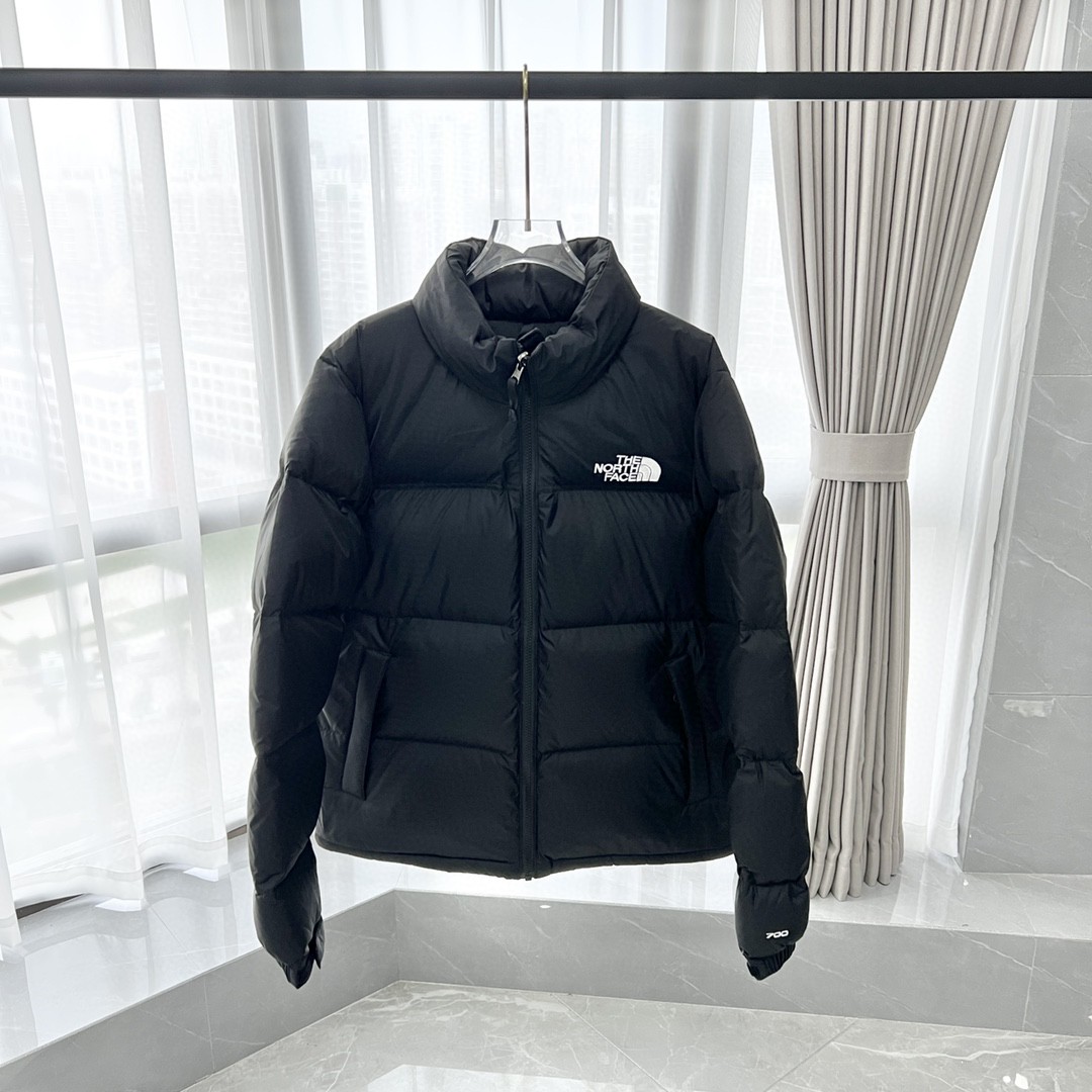 💰360
黑色【复刻版本 随意对比】𝗧𝗵𝗲 𝗡𝗼𝗿𝘁𝗵 𝗙𝗮𝗰𝗲|北面1996 Nuptse 经典款/北面羽绒服 ( 标配专柜同款手提袋
码数:XS S M L XL XXL
𝗧𝗵𝗲 𝗡𝗼𝗿𝘁𝗵 𝗙𝗮𝗰𝗲"的字面含义为山的最寒冷、最艰难一面。它也是𝗧𝗵𝗲 𝗡𝗼𝗿𝘁𝗵 𝗙𝗮𝗰𝗲"的产品能够发挥功能的地方。 𝗧𝗵𝗲 𝗡𝗼𝗿𝘁𝗵 𝗙𝗮𝗰𝗲。一直致力支持去发现亲近自然。赞助探险家们去征服那些遥远的,人类尚不可触及的角落。𝗧𝗵𝗲 𝗡𝗼𝗿𝘁𝗵 𝗙𝗮𝗰𝗲"的标识,取自于美国Yosemite优胜美地国家公园内的半圆页山Half Dome,这也是等岩爱好者们擎爬花岗石的终极目标。
1⃣️ 进口barudan/百灵达绣花机定制万针电绣,采用进口7号针,进口绣线,保证每字饱满、立体、清晰,可称最贵绣标!
2⃣️采用国标80白鸭绒填充,保暖性能更出色,轻便不厚重,压缩后的蓬松度恢复性好!
3⃣️内里采用尼龙nylon双重双层封禁设计,不会出现任何跑绒现象,内置抽拉绳扣的可调节下摆,可防风防寒!
4⃣️拉链采用吉田YKK原厂定制,刻字清晰,质感完美顺滑.
5⃣️辅料及扣子均采用原版一样铜芯弹簧【非市面铁芯弹簧】
做羽绒梭织类目,不吹嘘,目前能比我们做的更好的几乎没有!
用心做一件原版产品,让每一位客户有底气去给他的客户介绍说:这个是国内最顶级复刻版本。
⚠ 记住一分价格一分货的道理!莫贪小便宜,是要吃大亏的!
我们的理念:做业内质量标杆,定业内品质标准!
尺码 : XS-XXL
尺码 肩宽 胸围 衣长 推荐身高 推荐体重/kg
XS 48 110 63 155-165 45-55
S 50 114 65 160-170 55-65
M 52 118 67 165-175 65-75
L 54 122 69 170-180 75-85
XL 56 126 71 175-185 85-95
XXL 58 130 73 180-190 95-105
温馨提示:手工平铺测量,误差在1-3cm内属于正常范围
