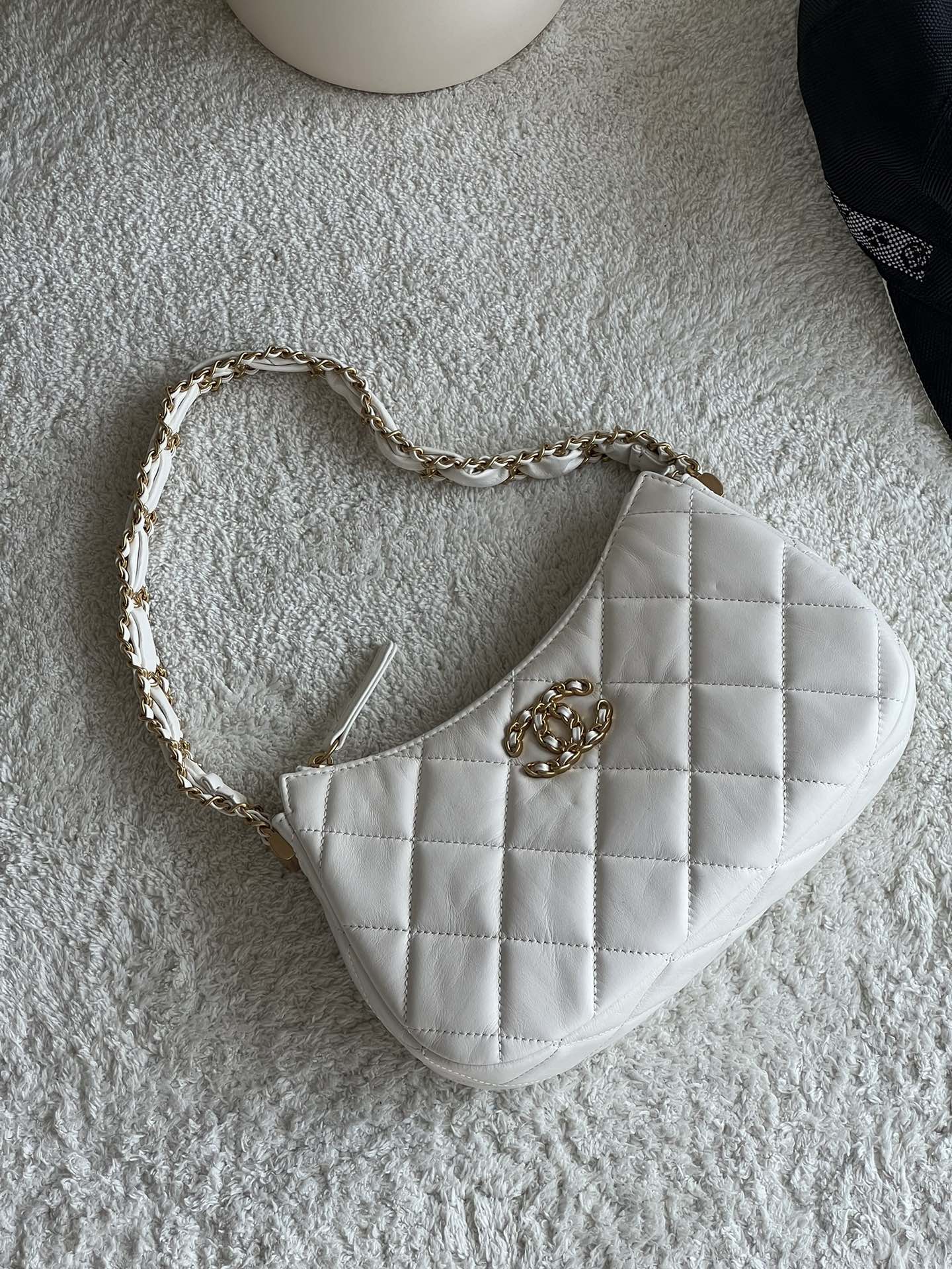 NO:177093,Genuine grade original leather The underarm bag is so cool!  Classic buttons are blessed with this model. It looks very cool with casual wear!  Wrinkled cowhide, the real thing is beautiful, the texture is also great, size.×.×. model number, special large-scale Chanel original leather, chanel, cowhide19860909正品级 原厂皮 腋下包太酷啦！经典扣子加持 这款觉得手拎就很好看 配休闲装很酷啊！ 褶皱牛皮 实物很漂亮 质感也棒 尺寸.×.×. 款号,特级大厂货香奈儿原厂皮,chanel,cowhide,Bag