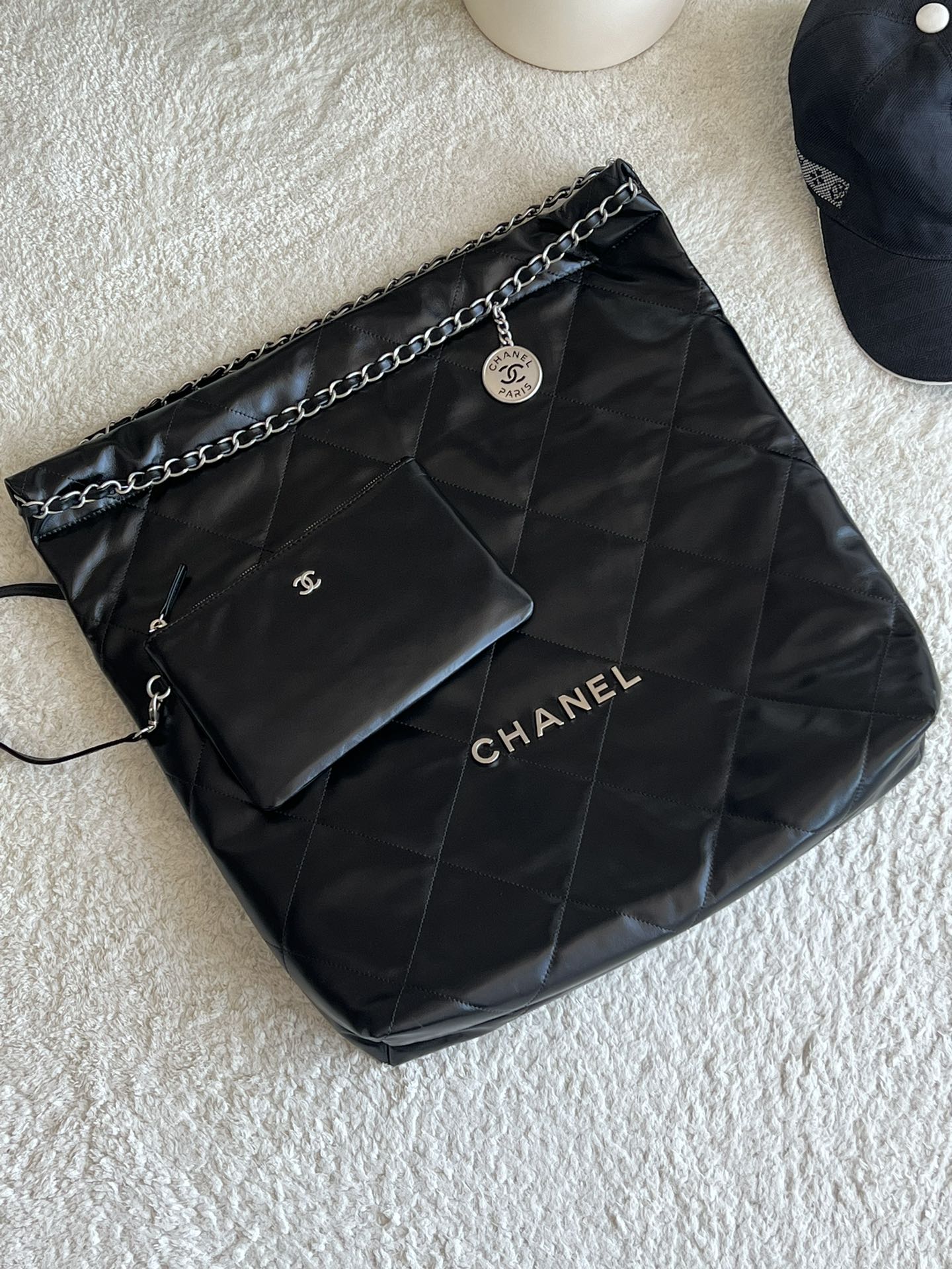 𝗣𝟭𝟯𝟱𝟬❒𝟮𝟮𝗯𝗮𝗴 Bolsa de basura grande ❒El diseño del bolso continúa con los elementos clásicos de acolchado de r…