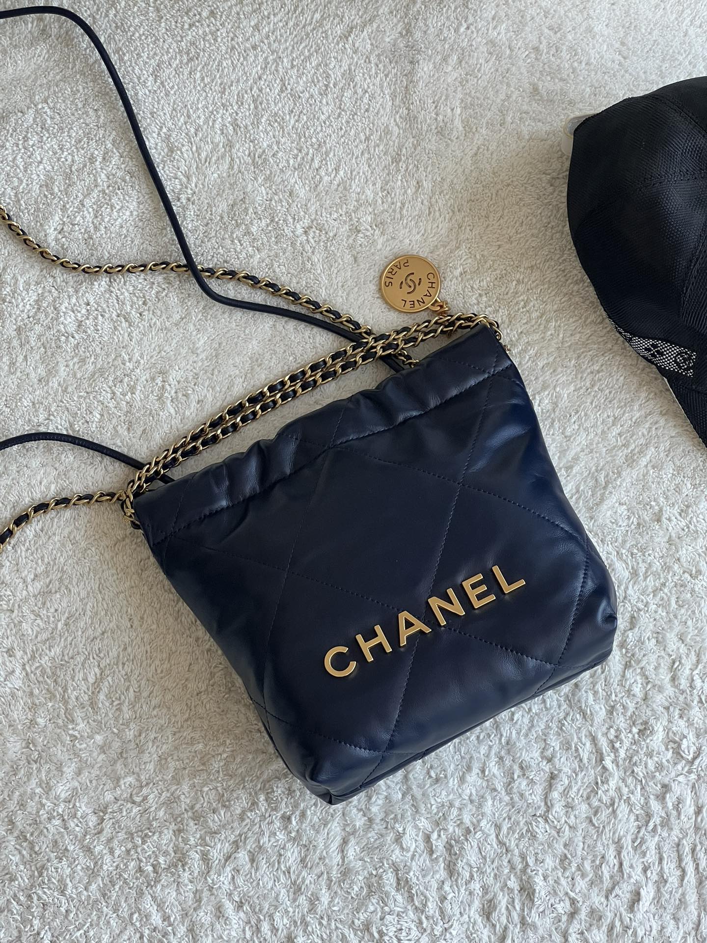 NO:177040,Genuine grade original leather, dark blue/gold, thousands of expectations, here, reduced version, imported original leather, looks particularly playful and cute, still made of calfskin, soft and light, small body and large capacity, it is absolutely amazing when you go out!  Size ** Model number, super large-scale Chanel original leather, chanel, cowhide19860909正品级 原厂皮  深蓝/金 万种期待的 来啦,缩小版的,进口原厂皮 ,显得格外的俏皮可爱,依旧是小牛皮材质,柔软而轻盈,小身材大容量,出街妥妥的炸！ 尺寸** 款号,特级大厂货香奈儿原厂皮,chanel,cowhide,Bag