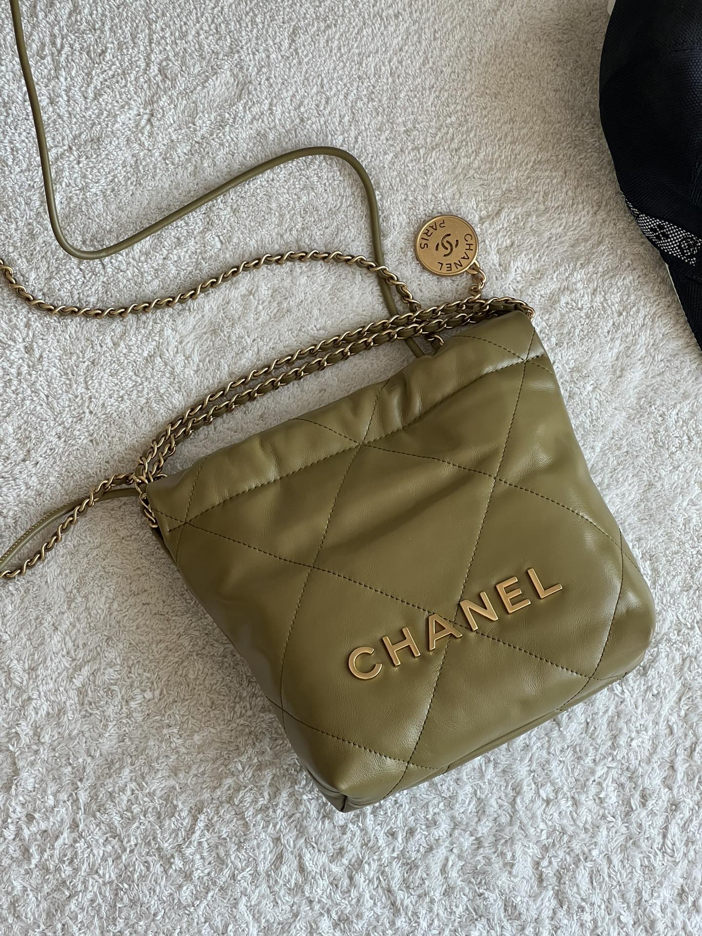 NO:177044,Genuine grade original leather olive green/gold, thousands of expectations. Here comes, the reduced version, imported original leather, looks particularly playful and cute, still made of calfskin, soft and light, with a small figure and a large capacity, it is absolutely amazing when you go out!  Size ** Model number, super large-scale Chanel original leather, chanel, cowhide19860909正品级 原厂皮  橄榄绿/金 万种期待的 来啦,缩小版的,进口原厂皮 ,显得格外的俏皮可爱,依旧是小牛皮材质,柔软而轻盈,小身材大容量,出街妥妥的炸！ 尺寸** 款号,特级大厂货香奈儿原厂皮,chanel,cowhide,Bag