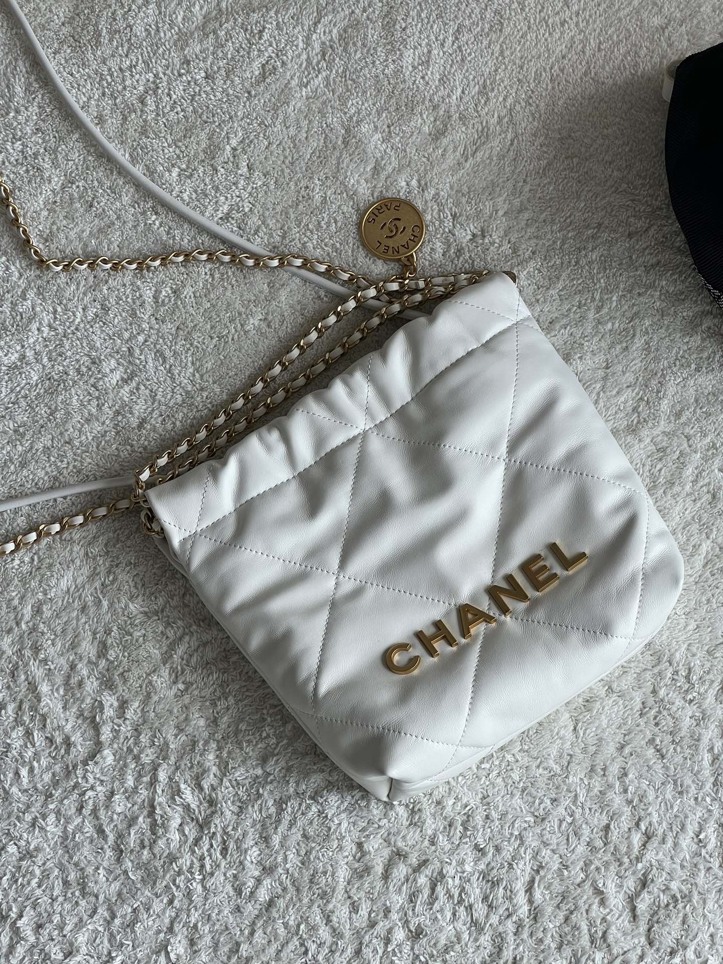 NO:177049,Genuine grade original leather, white/gold, thousands of expectations. Here comes, the reduced version, imported original leather, looks particularly playful and cute, still made of calfskin, soft and light, with a small figure and a large capacity, it is absolutely amazing when you go out!  Size ** Model number, super large-scale Chanel original leather, chanel, cowhide19860909正品级 原厂皮  白/金 万种期待的 来啦,缩小版的,进口原厂皮 ,显得格外的俏皮可爱,依旧是小牛皮材质,柔软而轻盈,小身材大容量,出街妥妥的炸！ 尺寸** 款号,特级大厂货香奈儿原厂皮,chanel,cowhide,Bag