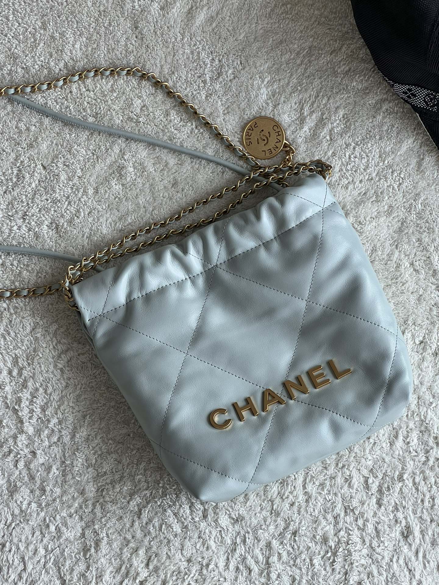 NO:177061,Genuine grade original leather haze blue/gold, thousands of expectations. Here comes, the reduced version, imported original leather, looks particularly playful and cute, still made of calf leather, soft and light, with a small body and large capacity, it is absolutely amazing when you go out!  Size ** Model number, super large-scale Chanel original leather, chanel, cowhide19860909正品级 原厂皮  雾霾蓝/金 万种期待的 来啦,缩小版的,进口原厂皮 ,显得格外的俏皮可爱,依旧是小牛皮材质,柔软而轻盈,小身材大容量,出街妥妥的炸！ 尺寸** 款号,特级大厂货香奈儿原厂皮,chanel,cowhide,Bag