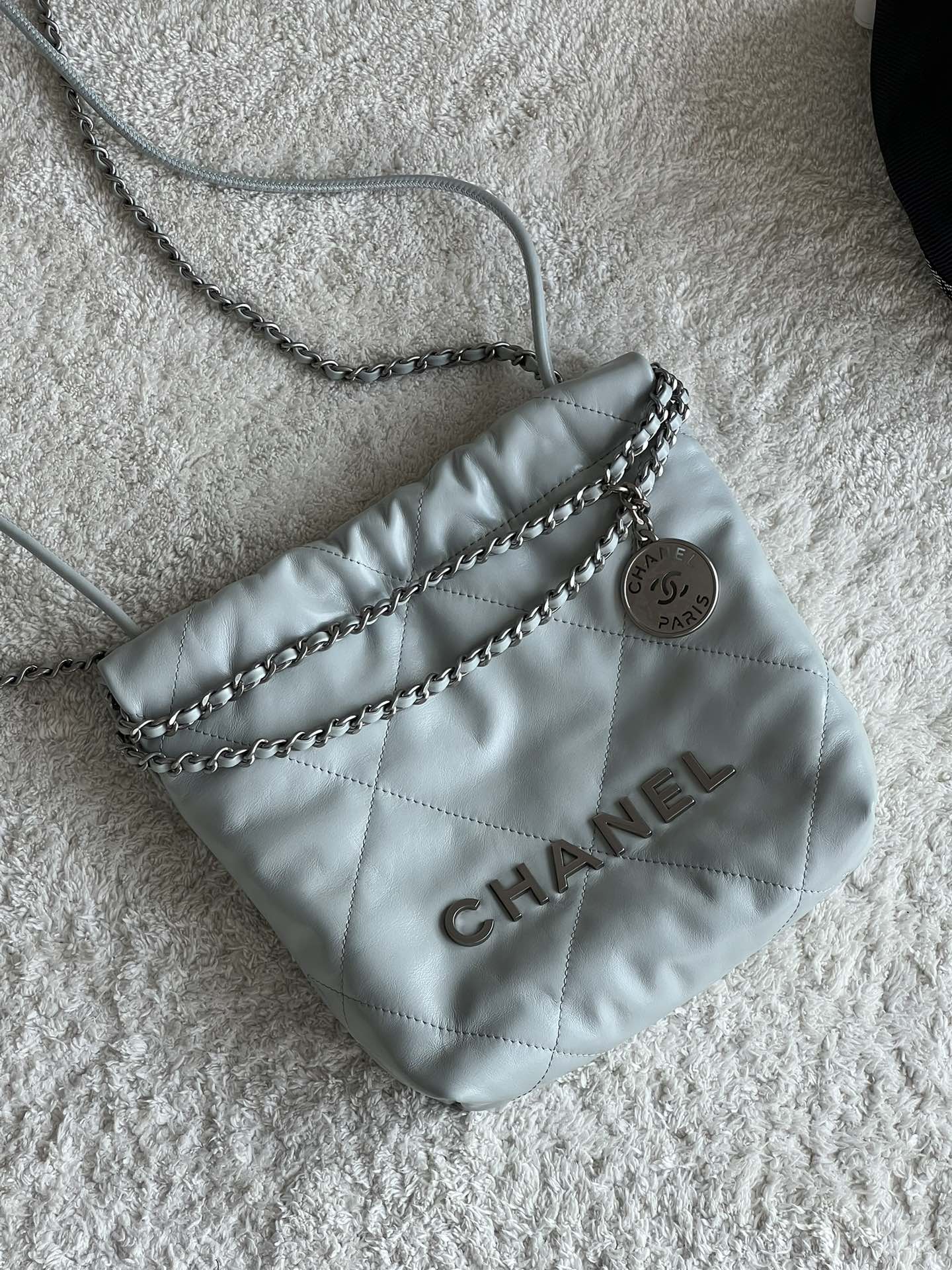 NO:177060,Genuine grade original leather haze blue/silver, thousands of expectations. Here comes, the reduced version, imported original leather, looks particularly playful and cute, still made of calfskin, soft and light, with a small body and large capacity, it is absolutely amazing when you go out!  Size ** Model number, super large-scale Chanel original leather, chanel, cowhide19860909正品级 原厂皮  雾霾蓝/银 万种期待的 来啦,缩小版的,进口原厂皮 ,显得格外的俏皮可爱,依旧是小牛皮材质,柔软而轻盈,小身材大容量,出街妥妥的炸！ 尺寸** 款号,特级大厂货香奈儿原厂皮,chanel,cowhide,Bag