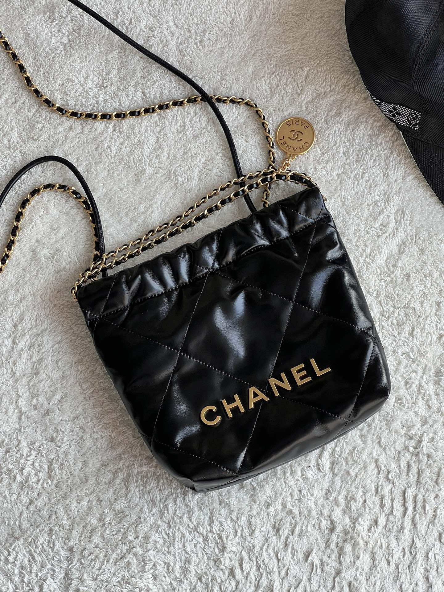 NO:177066,Genuine grade original leather, black/gold, thousands of expectations. Here comes, the reduced version, imported original leather, looks particularly playful and cute, still made of calfskin, soft and light, with a small figure and a large capacity, it is absolutely amazing when you go out!  Size ** Model number, super large-scale Chanel original leather, chanel, cowhide19860909正品级 原厂皮  黑/金 万种期待的 来啦,缩小版的,进口原厂皮 ,显得格外的俏皮可爱,依旧是小牛皮材质,柔软而轻盈,小身材大容量,出街妥妥的炸！ 尺寸** 款号,特级大厂货香奈儿原厂皮,chanel,cowhide,Bag