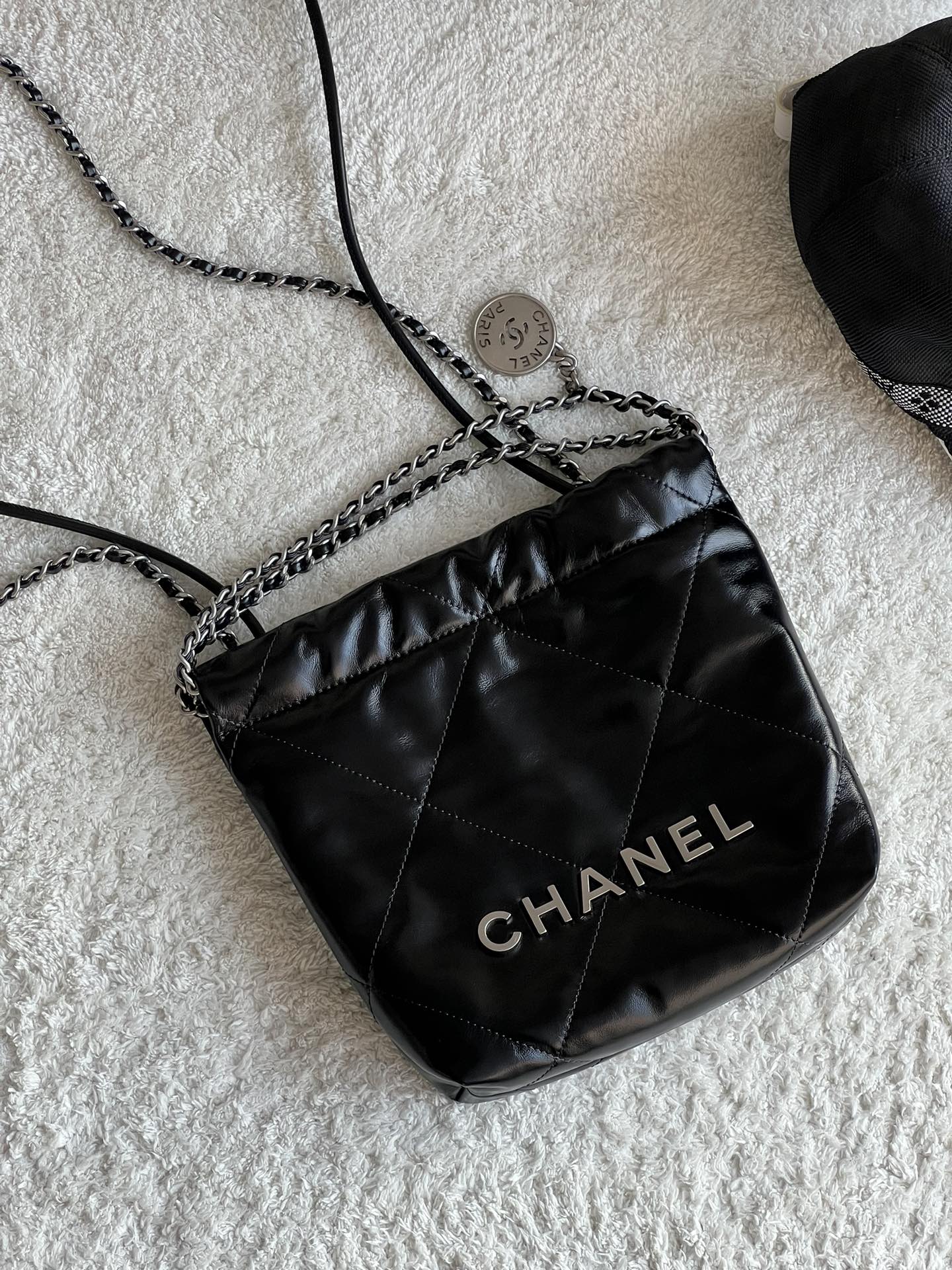 NO:177073,Genuine grade original leather, black/silver, thousands of expectations. Here comes, the reduced version, imported original leather, looks particularly playful and cute, still made of calfskin, soft and light, with a small figure and a large capacity, it is absolutely amazing when you go out!  Size ** Model number, super large-scale Chanel original leather, chanel, cowhide19860909正品级 原厂皮  黑/银 万种期待的 来啦,缩小版的,进口原厂皮 ,显得格外的俏皮可爱,依旧是小牛皮材质,柔软而轻盈,小身材大容量,出街妥妥的炸！ 尺寸** 款号,特级大厂货香奈儿原厂皮,chanel,cowhide,Bag