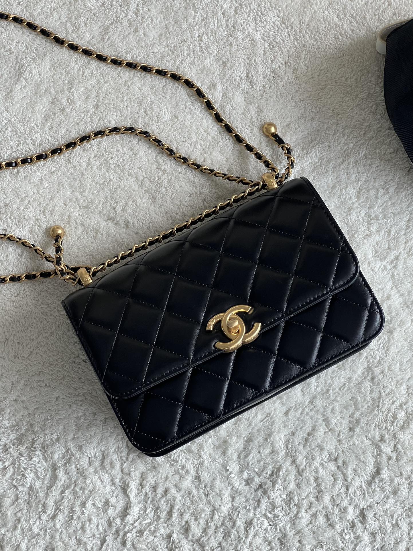 ✨𝗣𝟳𝟵𝟬🇮🇹𝟮𝟰𝗖La popular serie de bolsos con solapa de doble bola. La bolita dorada mágica puede ajustar la longit…