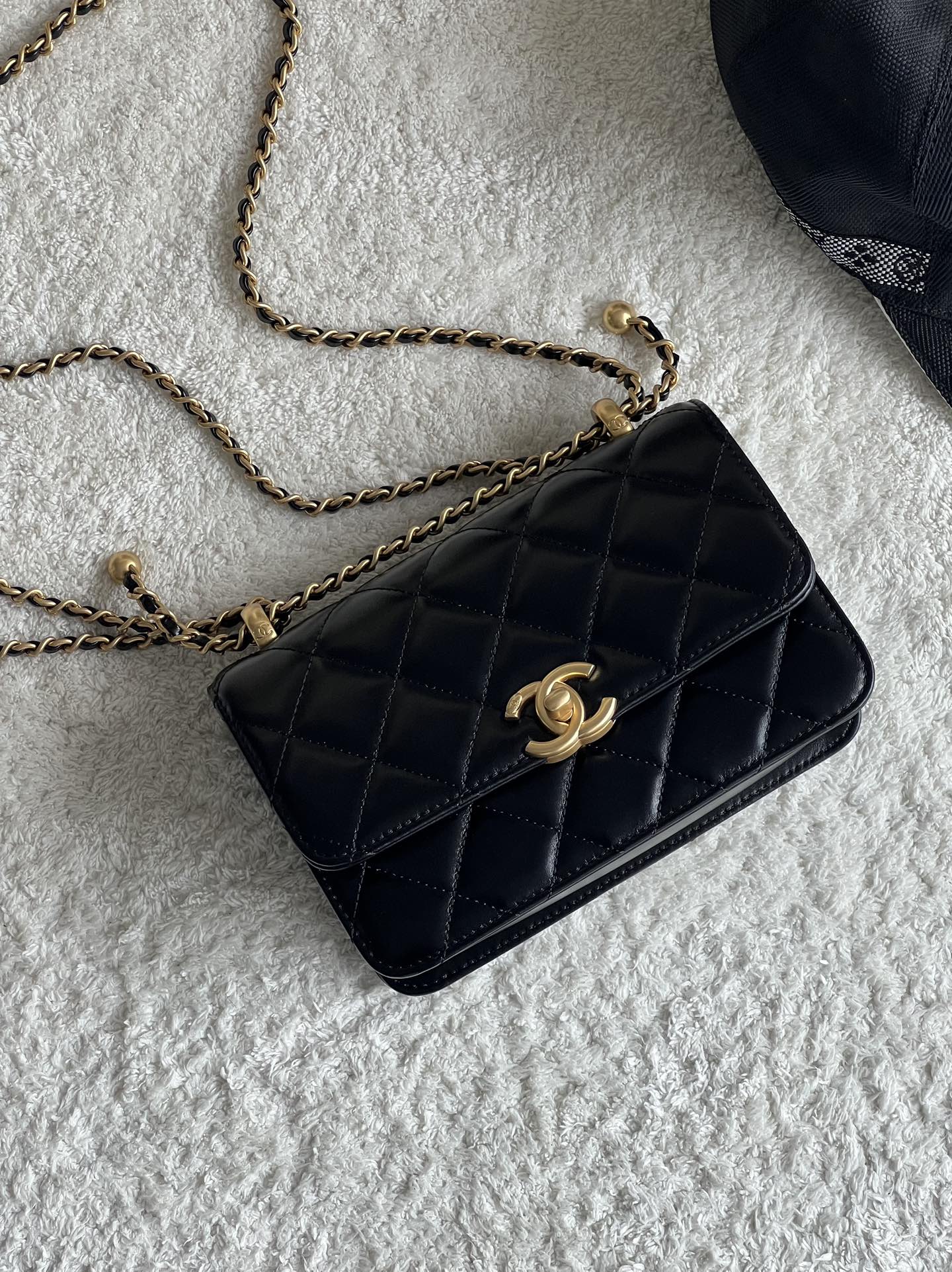 ✨𝗣𝟳𝟲𝟬🇮🇹𝟮𝟰𝗖La popular serie de bolsos con solapa de doble bola. La bolita dorada mágica puede ajustar la longit…
