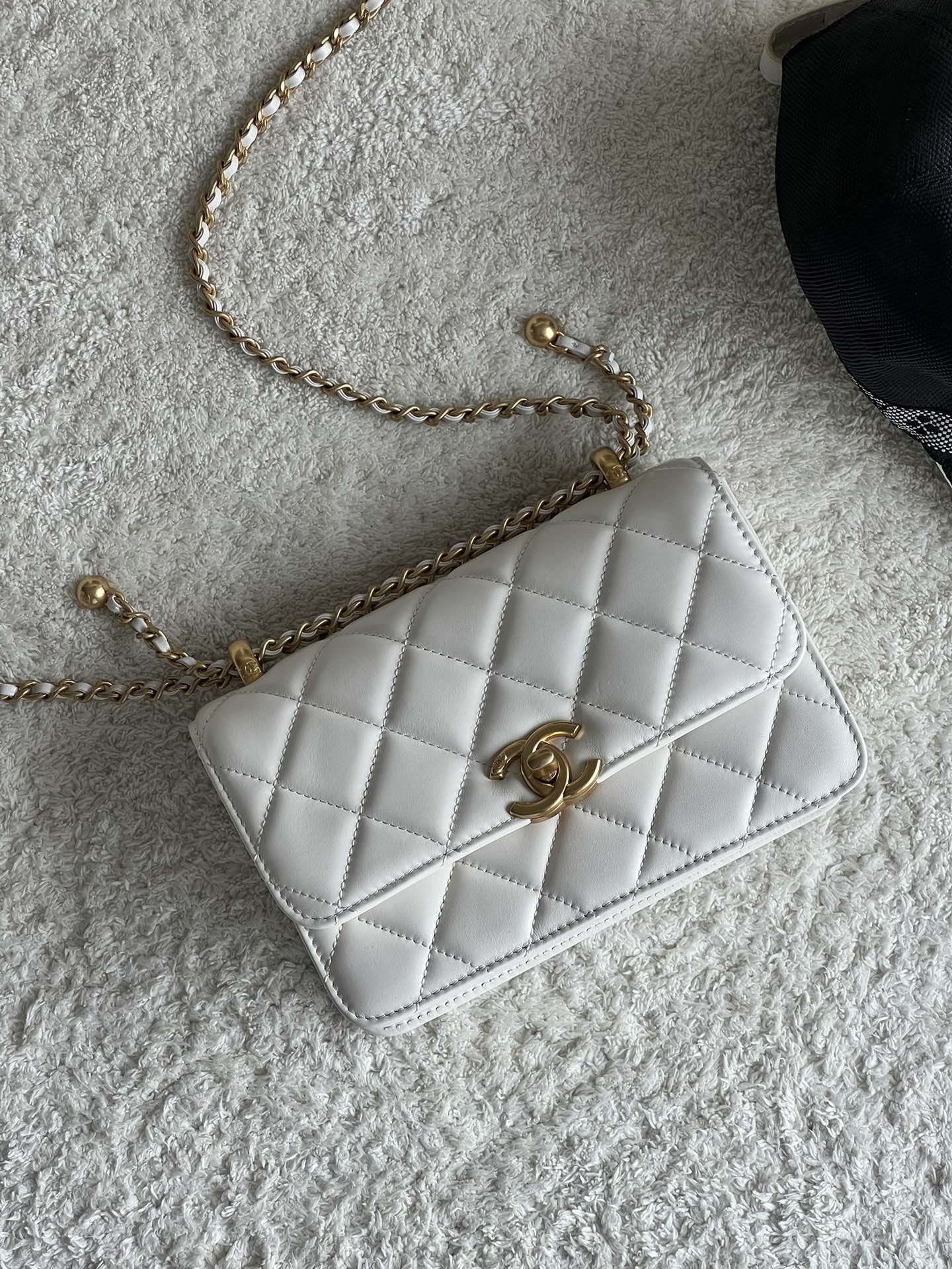 NO:177077,Genuine grade original leather Popular double ball mouth cover bag series Magical small gold ball adjustable shoulder strap length and multiple backing methods as you like, the beauty of the word is exhausted Size Model number, Super large-scale original Chanel leather, chanel19860909正品级 原厂皮 火爆款双球口盖包系列 神奇小金球可调节肩带长短 多种背法随心所欲 词穷的美 尺寸 款号,特级大厂货香奈儿原厂皮,chanel,Bag