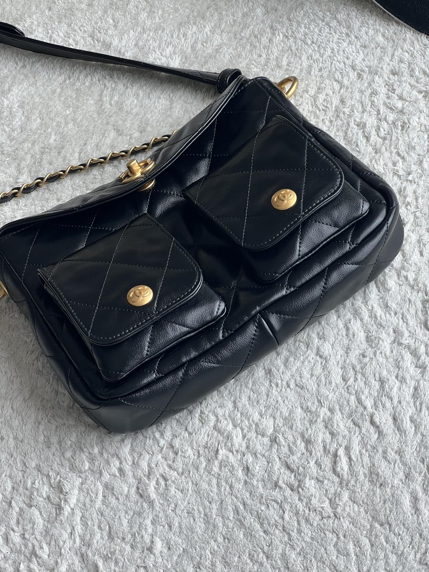 Chanel 24PThe most worth buying hoboIts very retro and very fashionable. It feels like it will not go out of style for ten thousand years. It is