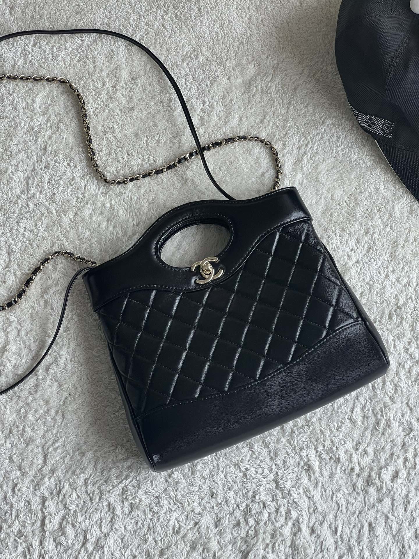 NO:179047,Super-grade original leather, high-end handicraft workshop series, popular products, original lambskin, really popular. They are all grabbing and purchasing agents, and they have to be a premium to buy. The size is so considerate, the actual product is very beautiful and easy to match. It is a hand-held crossbody!  Size **. Model number, special grade large-scale Chanel original leather, chanel, sheepskin19860909特级 原厂皮 高级手工坊系列 火爆款 原厂小羊皮 真的太火爆啦 都是一抢而空代购都要溢价才可以买到 太贴心的尺寸,实物非常好看好搭配 手提斜挎都可以！ 尺寸**. 款号,特级大厂货香奈儿原厂皮,chanel,sheepskin,Bag