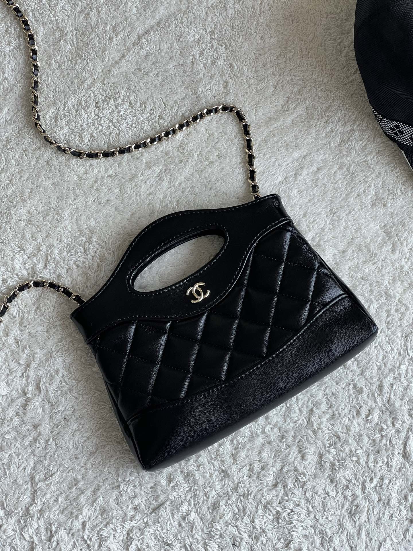 NO:178996,The super popular real thing launched by the super-grade original leather is also very cute!  It is a classic and never out of date [strong] and is cute and practical. You can put two big phones on the upper body and look invincible!  Super recommended size.*.* model number, special large-scale Chanel original leather, chanel19860909特级 原厂皮 推出的 超级火爆实物也非常可爱！属于经典永不过时款[强]可爱的同时也很实用,可以放下两枚大手机上身搭配也无敌好看！超级推荐 尺寸.*.* 款号,特级大厂货香奈儿原厂皮,chanel,Bag