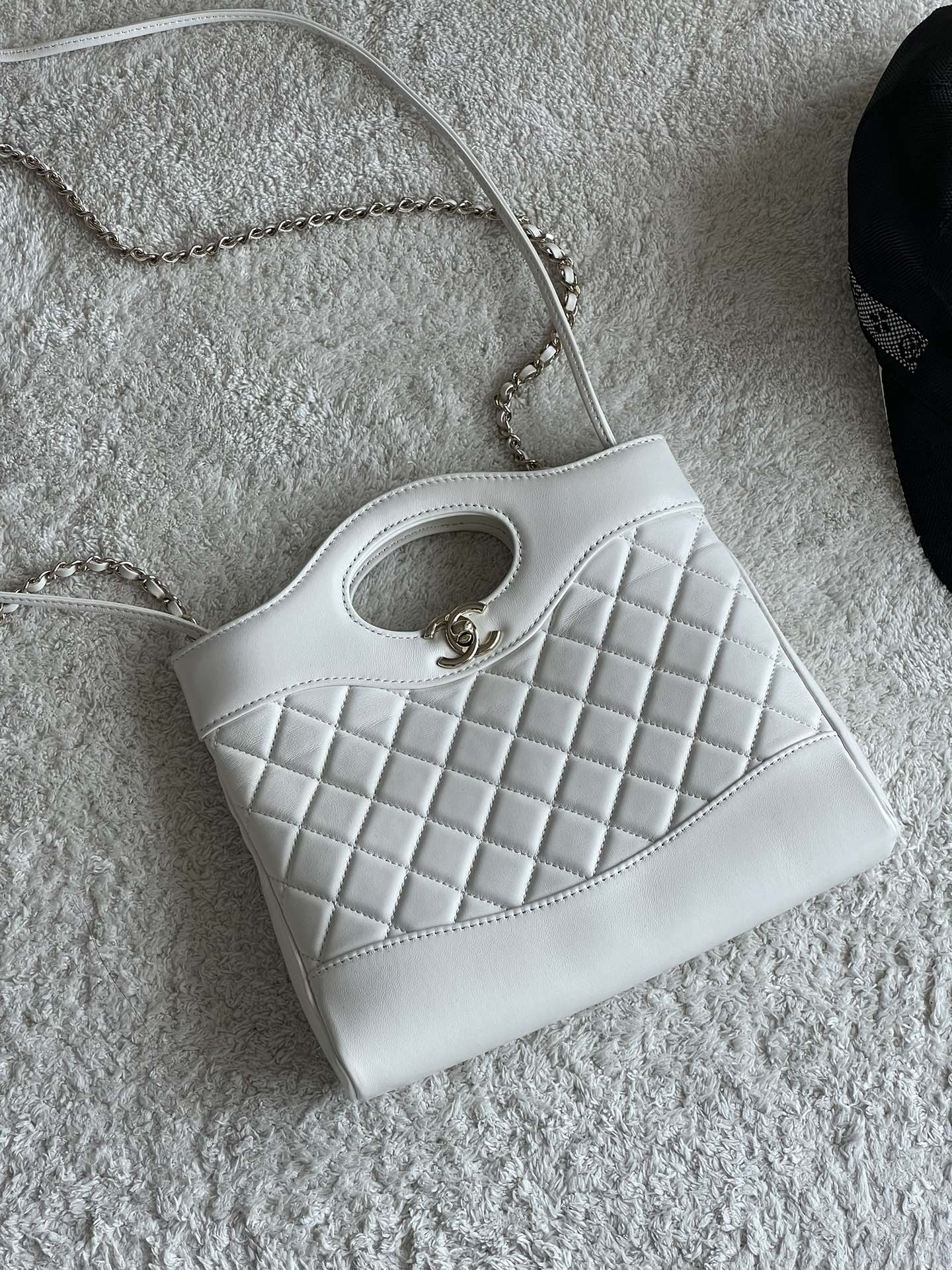 NO:179002,Super-grade original leather, high-end handicraft workshop series, popular products, original lambskin, really popular. They are all grabbing and purchasing agents, and they have to be a premium to buy. The size is so considerate, the actual product is very beautiful and easy to match. It is a hand-held crossbody!  Size **. Model number, special grade large-scale Chanel original leather, chanel, sheepskin19860909特级 原厂皮 高级手工坊系列 火爆款 原厂小羊皮 真的太火爆啦 都是一抢而空代购都要溢价才可以买到 太贴心的尺寸,实物非常好看好搭配 手提斜挎都可以！ 尺寸**. 款号,特级大厂货香奈儿原厂皮,chanel,sheepskin,Bag