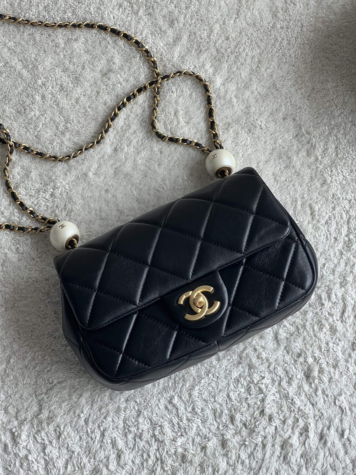 NO:178874,Special grade original leather pearl adjustment ball The new style is decorated with large pearls on the chain, which contrasts with gold. The style is very wide. Although it is sheepskin, it will not collapse at all. The adjustable chain can hold any height, which is simply too beautiful. Size*.*. Model number, special grade large-scale Chanel original leather, chanel, sheepskin19860909特级 原厂皮 珍珠调节球 新款在链条点缀了大珍珠,与金色相互映衬 版型非常的挺阔,虽然是羊皮的,但是一点都不会软塌 可调节的链条任何身高都能住,简直不要太美好 尺寸*.*. 款号,特级大厂货香奈儿原厂皮,chanel,sheepskin,Bag