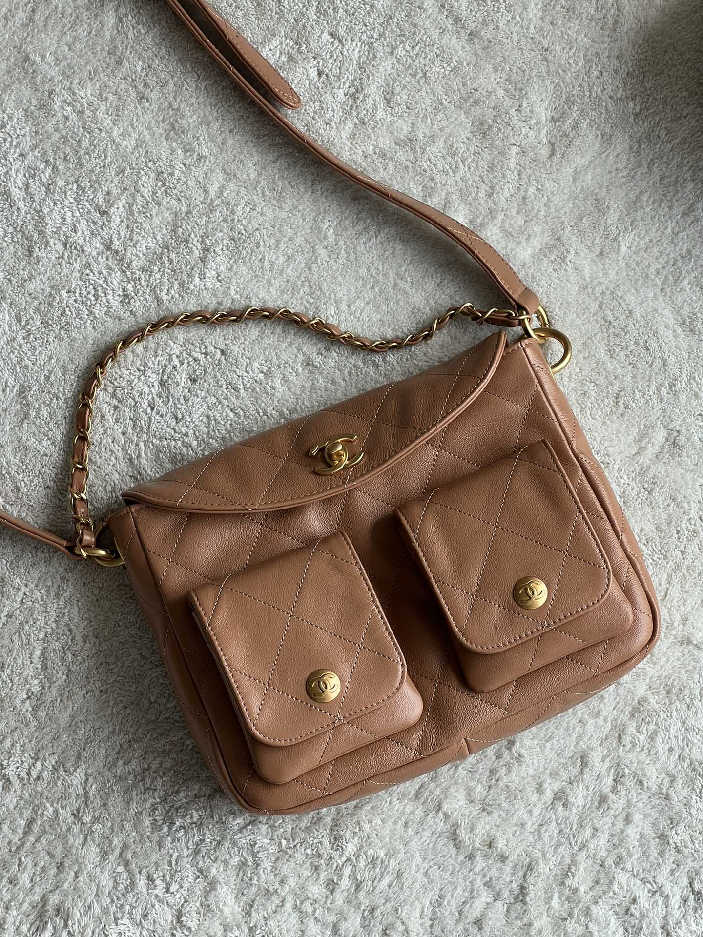 NO:178902,The most worth buying is the most retro and fashionable one. It feels like it will not be outdated for ten thousand years. It is very practical. It can be carried by hand or crossbody. It can be very large in capacity. It is super recommended!  Size*.* Model number, special grade large-scale Chanel original leather, chanel19860909特级 原厂皮 最最值得购买的一款特别复古特别时髦感觉背一万年都不会过时实用性非常强,小号可以手拎,也可以斜挎容量非常大超级推荐！ 尺寸*.* 款号,特级大厂货香奈儿原厂皮,chanel,Bag