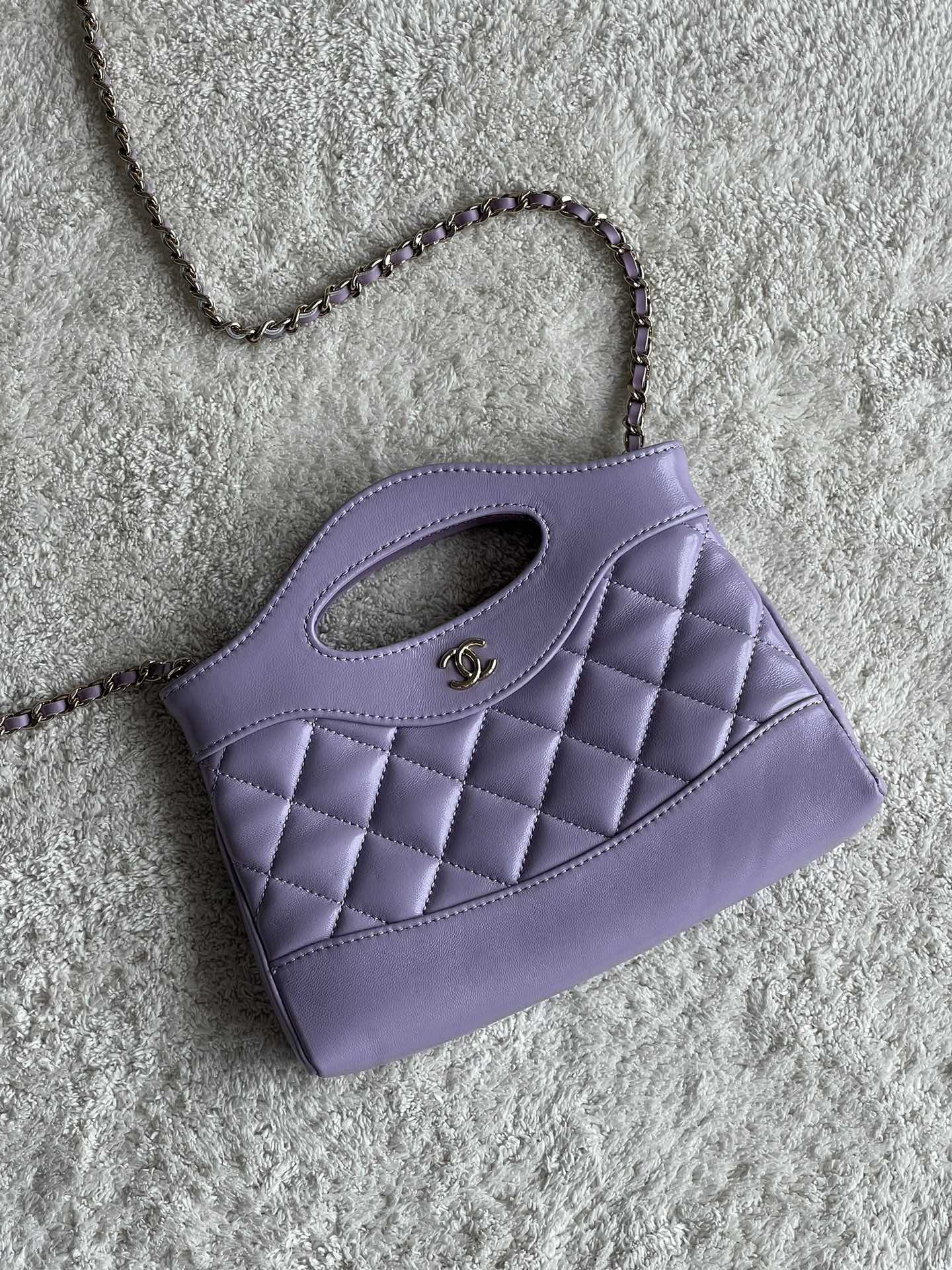 NO:179020,The super popular real thing launched by the super-grade original leather is also very cute!  It is a classic and never out of date [strong] and is cute and practical. You can put two big phones on the upper body and look invincible!  Super recommended size.*.* model number, special large-scale Chanel original leather, chanel19860909特级 原厂皮 推出的 超级火爆实物也非常可爱！属于经典永不过时款[强]可爱的同时也很实用,可以放下两枚大手机上身搭配也无敌好看！超级推荐 尺寸.*.* 款号,特级大厂货香奈儿原厂皮,chanel,Bag