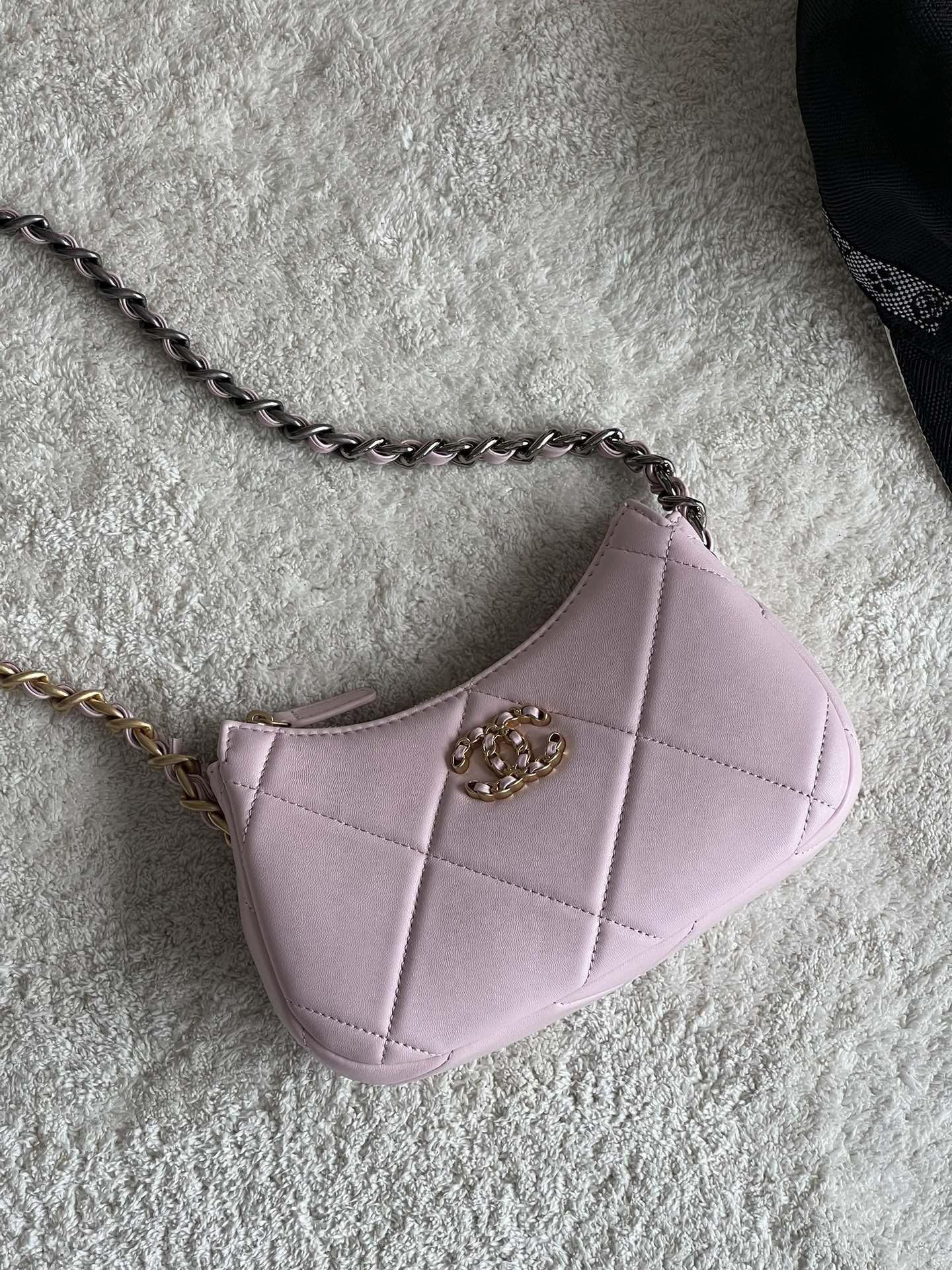 NO:179397,Super-grade underarm bag classic, the cutting-edge of gorgeousness and temperament, is your unexpected honor, imported leather lambskin, with lambskin inside and outside, pure copper hardware, size: ** model number, special-grade large-scale Chanel original leather, chanel, sheepskin19860909特级 腋下包经典之作,华丽与气质的前沿,是你意想不到的尊贵、 皮质进口小羊皮,里外都是配小羊皮 五金纯铜五金 尺寸: ** 款号,特级大厂货香奈儿原厂皮,chanel,sheepskin,Bag