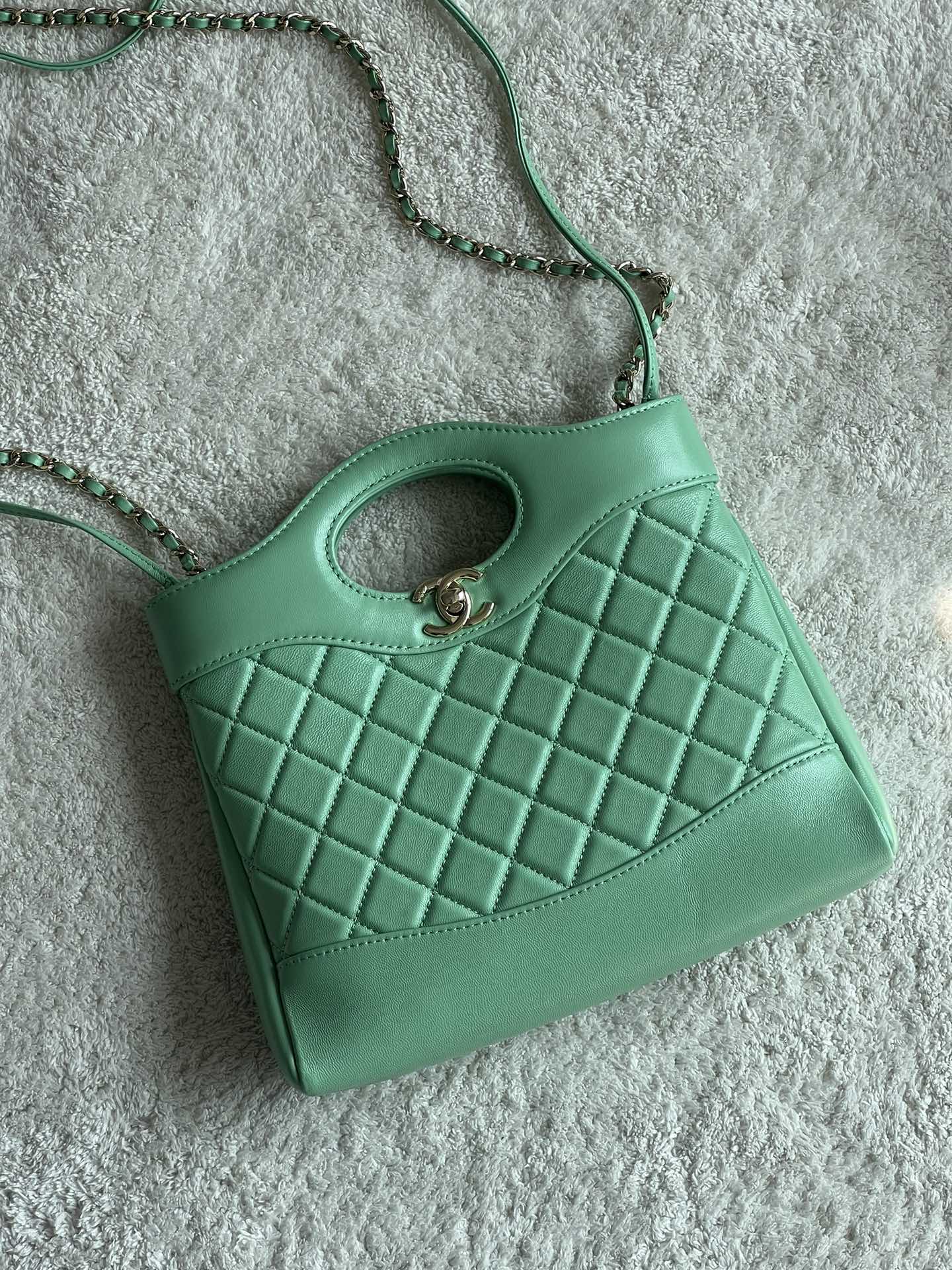 NO:179380,Superior high-end handicraft workshop series, popular products, original lambskin, really popular. They are all grabbing and buying at a premium. They have to be bought at a premium. They are so considerate, the actual product is very beautiful and easy to match. They can be used for crossbody with a handheld body!  Size **. Model number, special grade large-scale Chanel original leather, chanel, sheepskin19860909特级 高级手工坊系列 火爆款 原厂小羊皮 真的太火爆啦 都是一抢而空代购都要溢价才可以买到 太贴心的尺寸,实物非常好看好搭配 手提斜挎都可以！ 尺寸**. 款号,特级大厂货香奈儿原厂皮,chanel,sheepskin,Bag