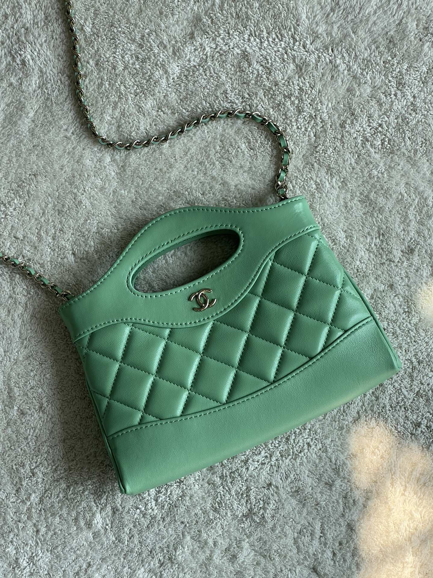 NO:179383,Super popular real objects launched by the super high-quality ones are also very cute!  It is a classic and never out of date [strong] and is cute and practical. You can put two big phones on the upper body and look invincible!  Super recommended size.*.* model number, special large-scale Chanel original leather, chanel19860909特级 推出的 超级火爆实物也非常可爱！属于经典永不过时款[强]可爱的同时也很实用,可以放下两枚大手机上身搭配也无敌好看！超级推荐 尺寸.*.* 款号,特级大厂货香奈儿原厂皮,chanel,Bag