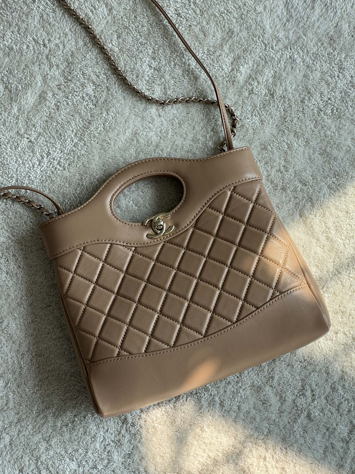 NO:179386,Superior high-end handicraft workshop series, popular products, original lambskin, really popular. They are all grabbing and buying at a premium. They have to be bought at a premium. They are so considerate, the actual product is very beautiful and easy to match. They can be used for crossbody with a handheld body!  Size **. Model number, special grade large-scale Chanel original leather, chanel, sheepskin19860909特级 高级手工坊系列 火爆款 原厂小羊皮 真的太火爆啦 都是一抢而空代购都要溢价才可以买到 太贴心的尺寸,实物非常好看好搭配 手提斜挎都可以！ 尺寸**. 款号,特级大厂货香奈儿原厂皮,chanel,sheepskin,Bag